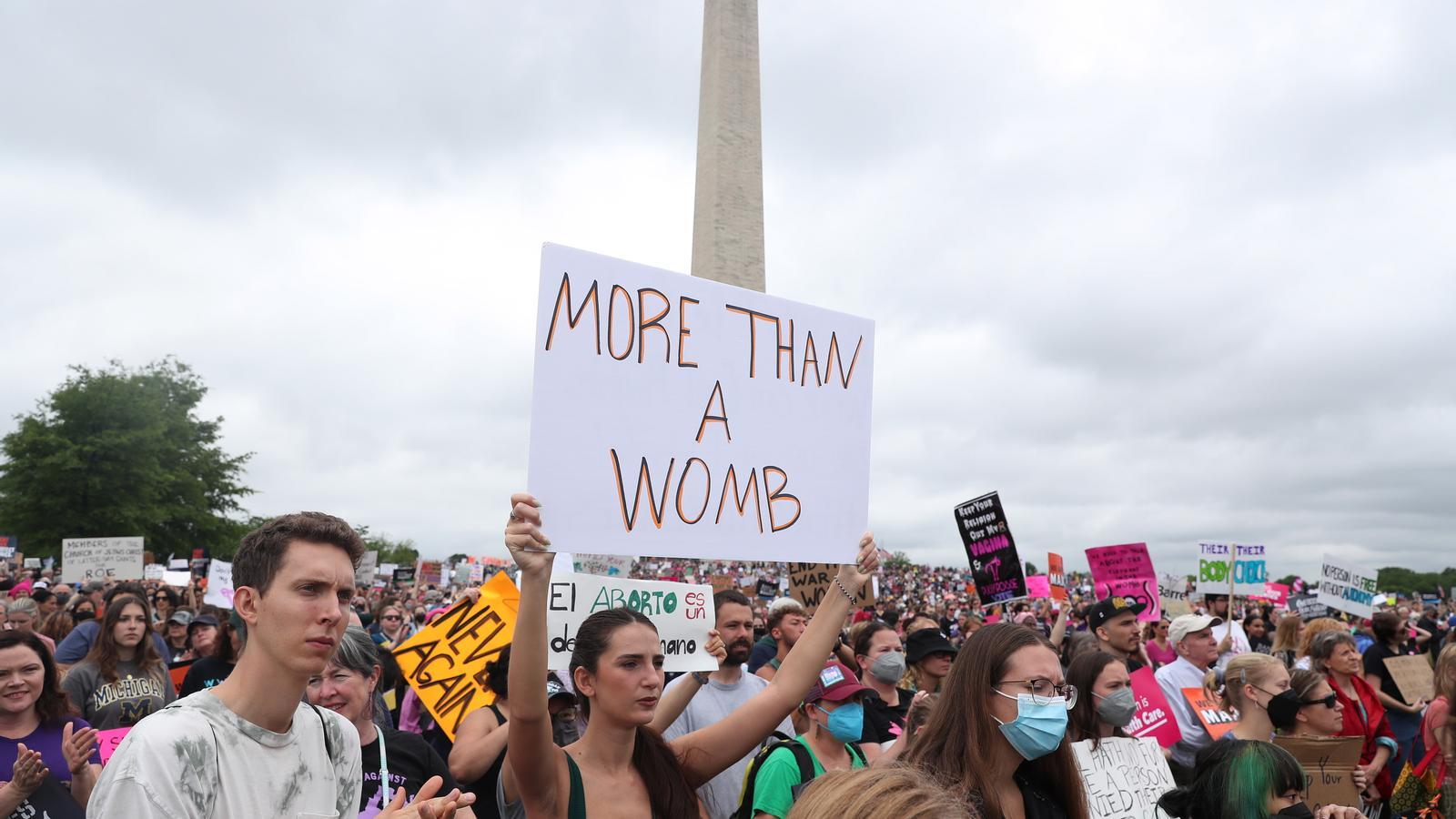 Los partidarios de los derechos del aborto se manifiestan cerca del Monumento en Washington