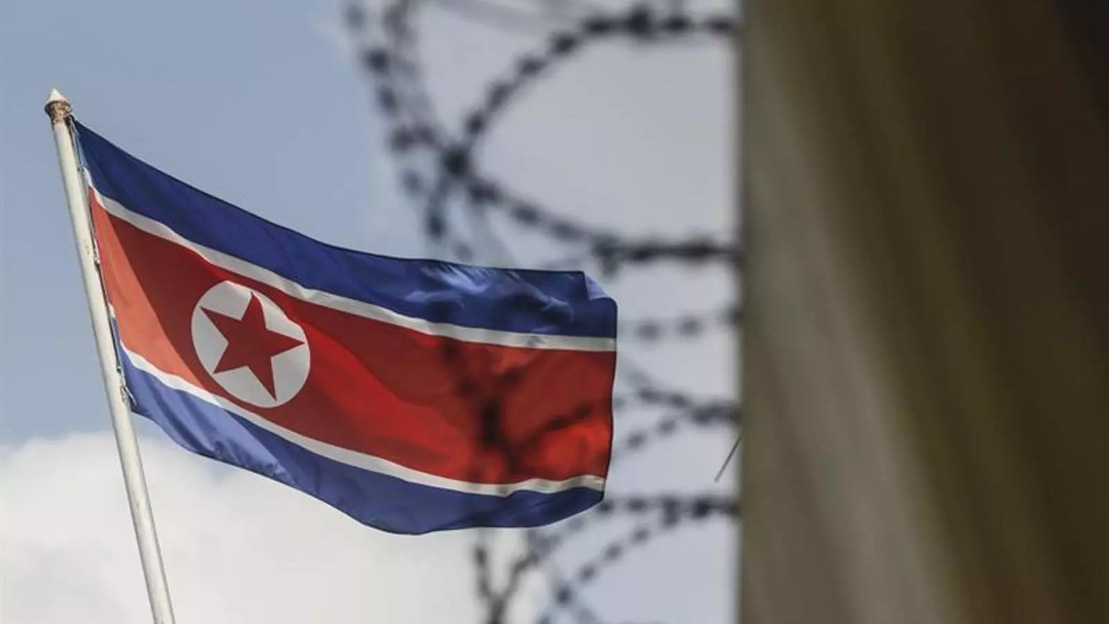 Imatge d'arxiu de la bandera de Corea del Nord onejant a l'ambaixada del país a Malàisia