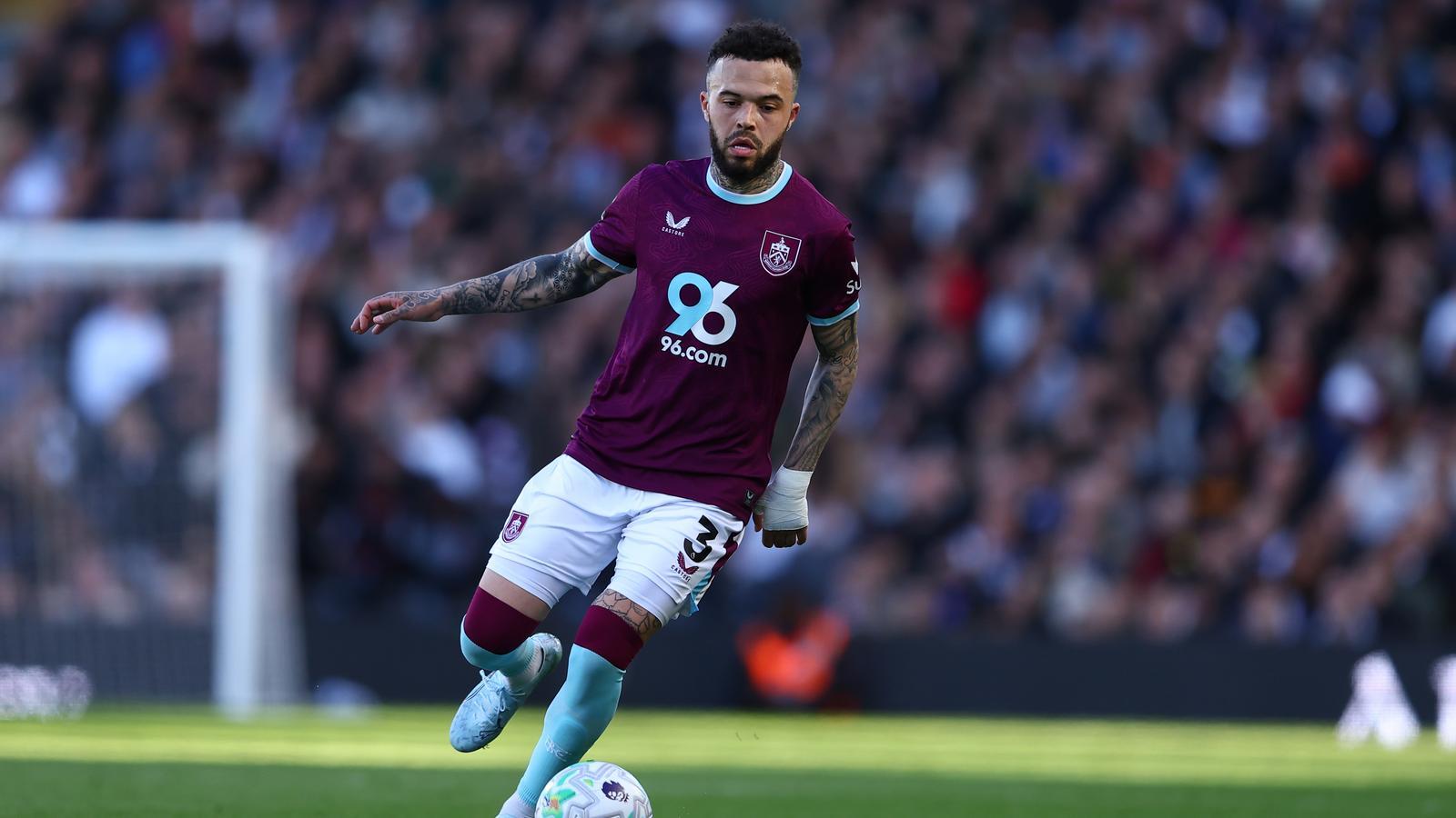 Quilindschy Hartman, jugador del Burnley, disputando un partido contra el Fulham