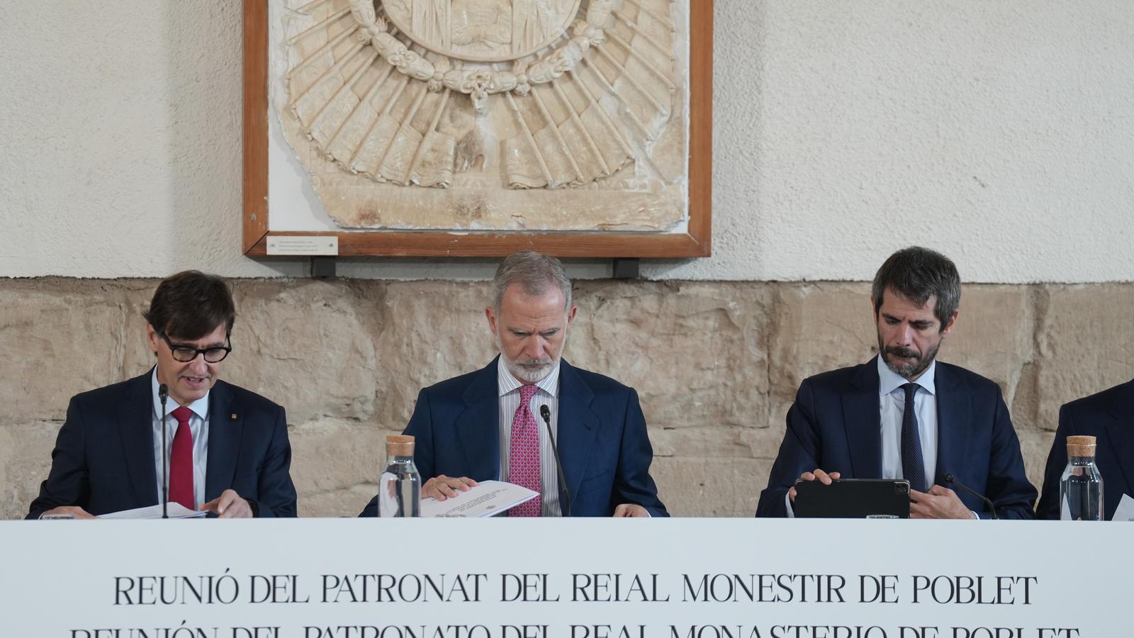 Felipe VI, between the president of the Generalitat of Catalonia, Salvador Illa, and the Minister of Culture, Ernest Urtasun, presides this morning over the meeting of the Board of Trustees of the Royal Monastery of Poblet.