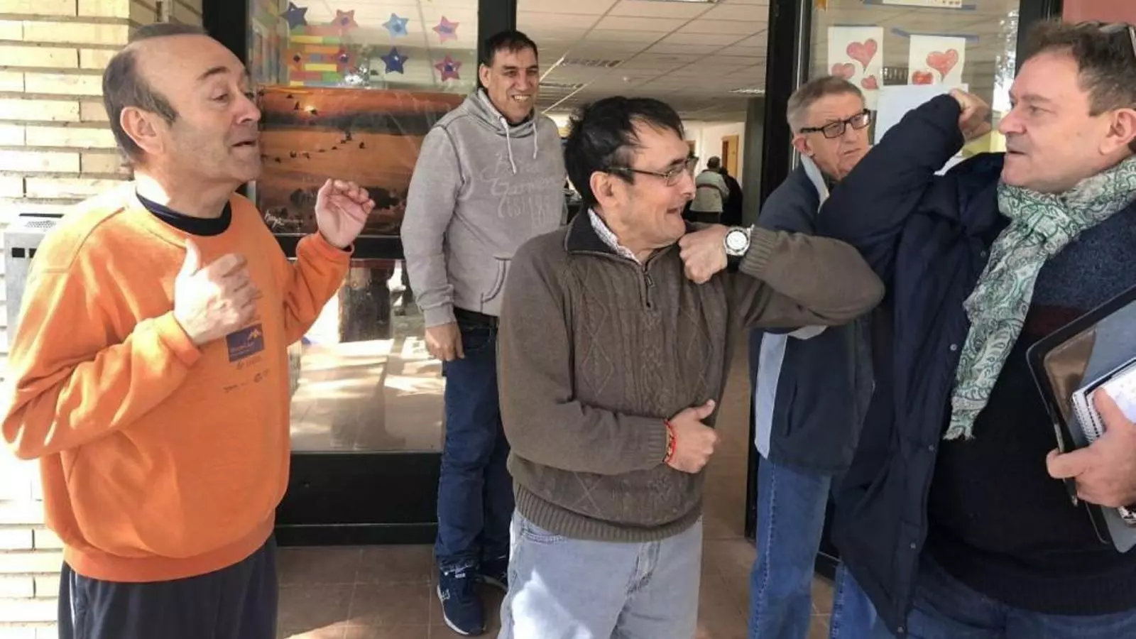 Agustín Garcés, director del centre Ciudad Residencia Sonsoles de Atades, saluda un resident amb el colze