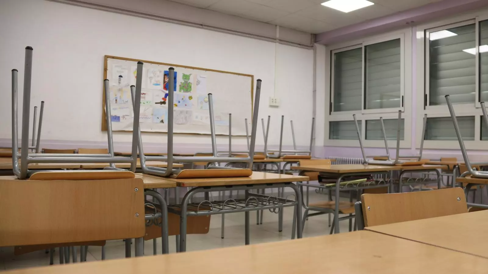 Una classe sense alumnes de l'Instut Pere Vives d'Igualada
