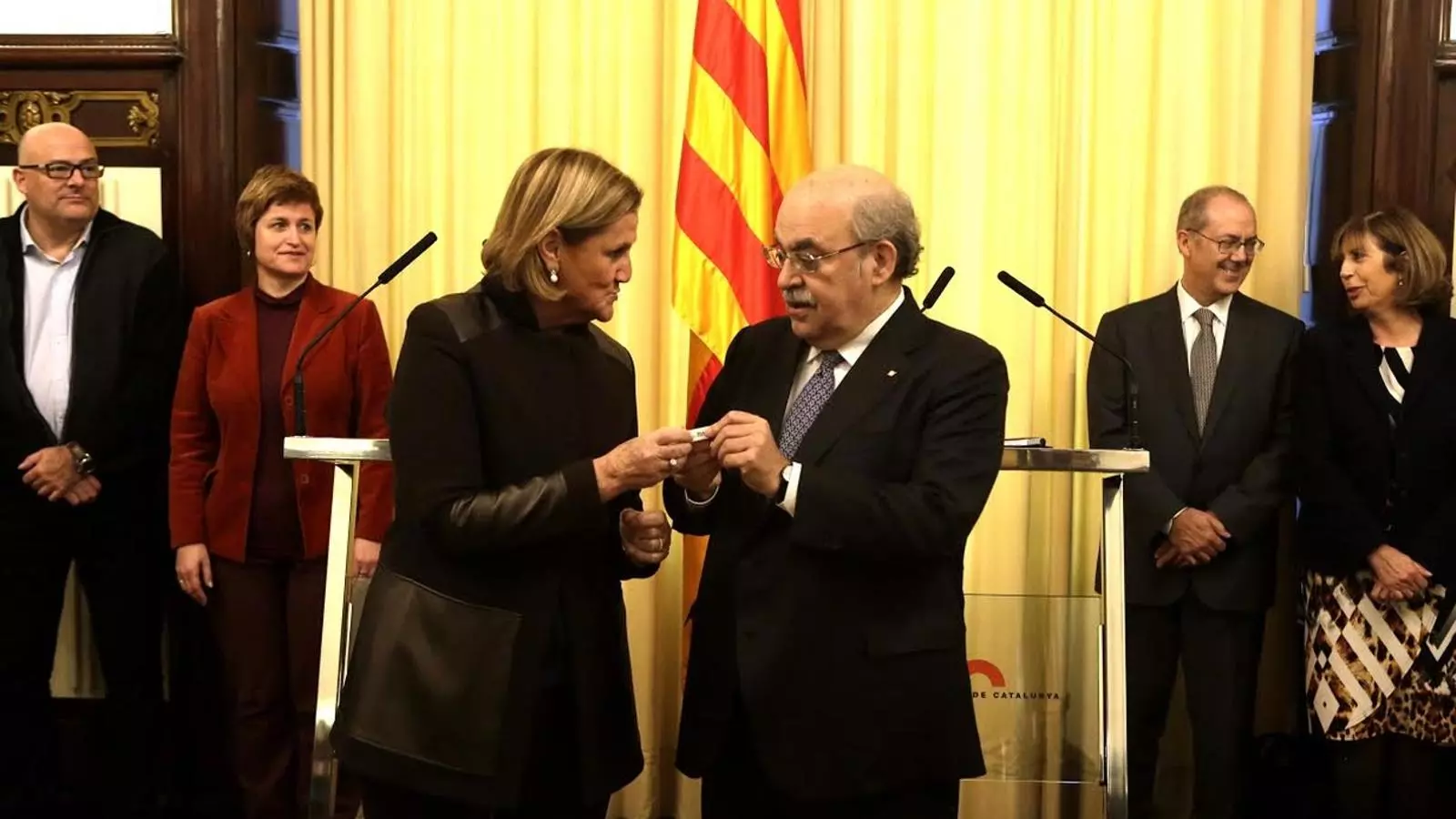 El conseller d'Economia, Andreu Mas-Colell, lliura els pressupostos de la Generalitat del 2015 a la presidenta del Parlament, Núria de Gispert / MANOLO GARCÍA
