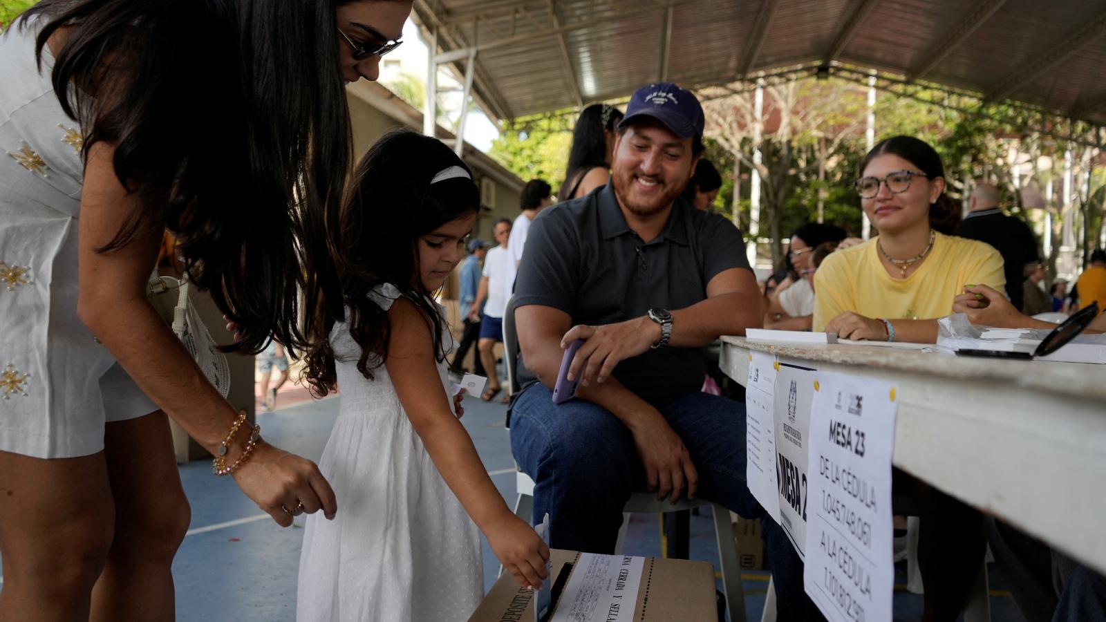 Una mujer con una niña votando en la segunda vuelta de las elecciones presidenciales en Colombia, en la localidad de Barranquilla.