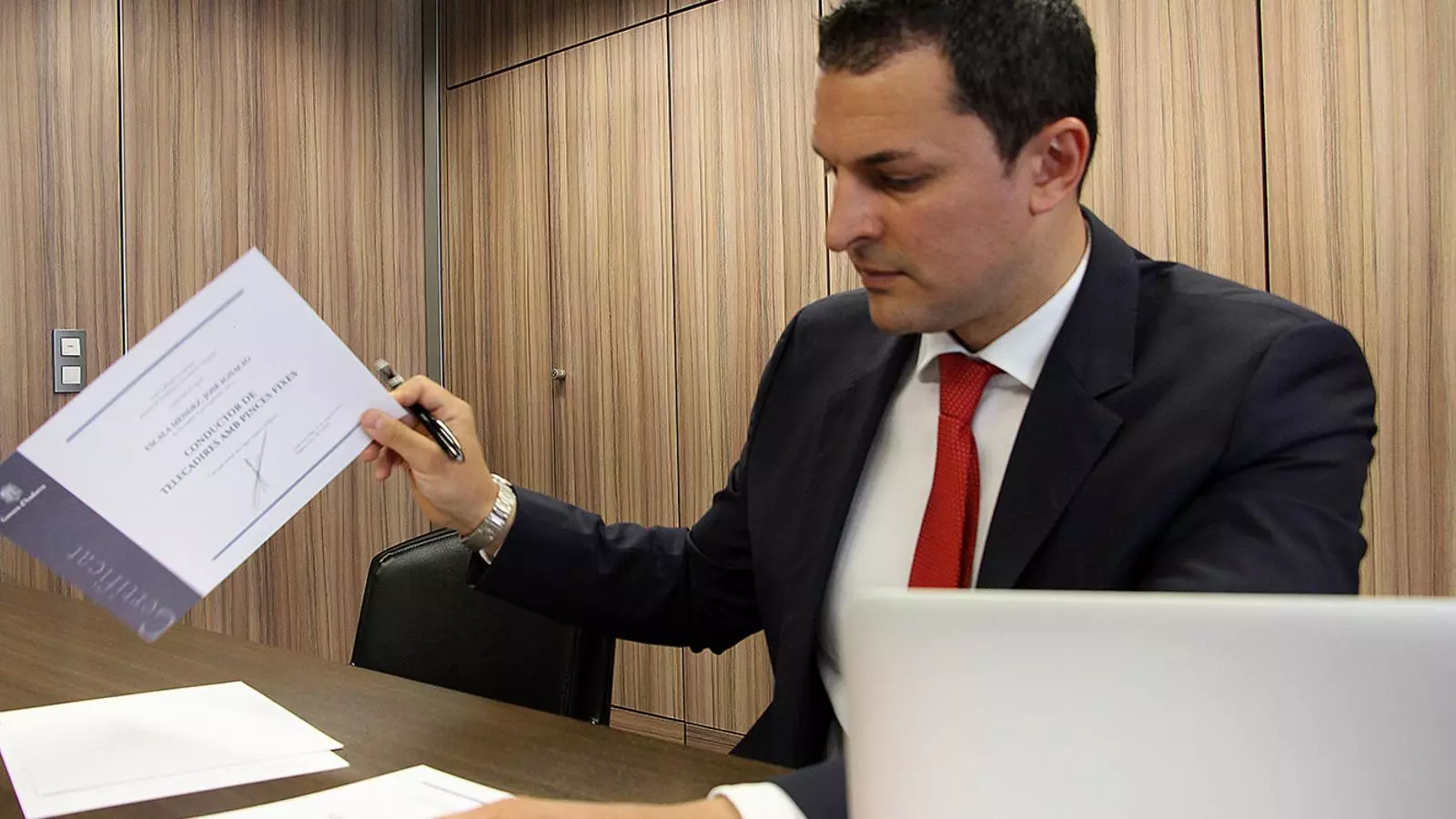 El nou ministre de Presidència, Economica i Empresa, Jordi Gallardo, signa certificats. / M. M. (ANA)