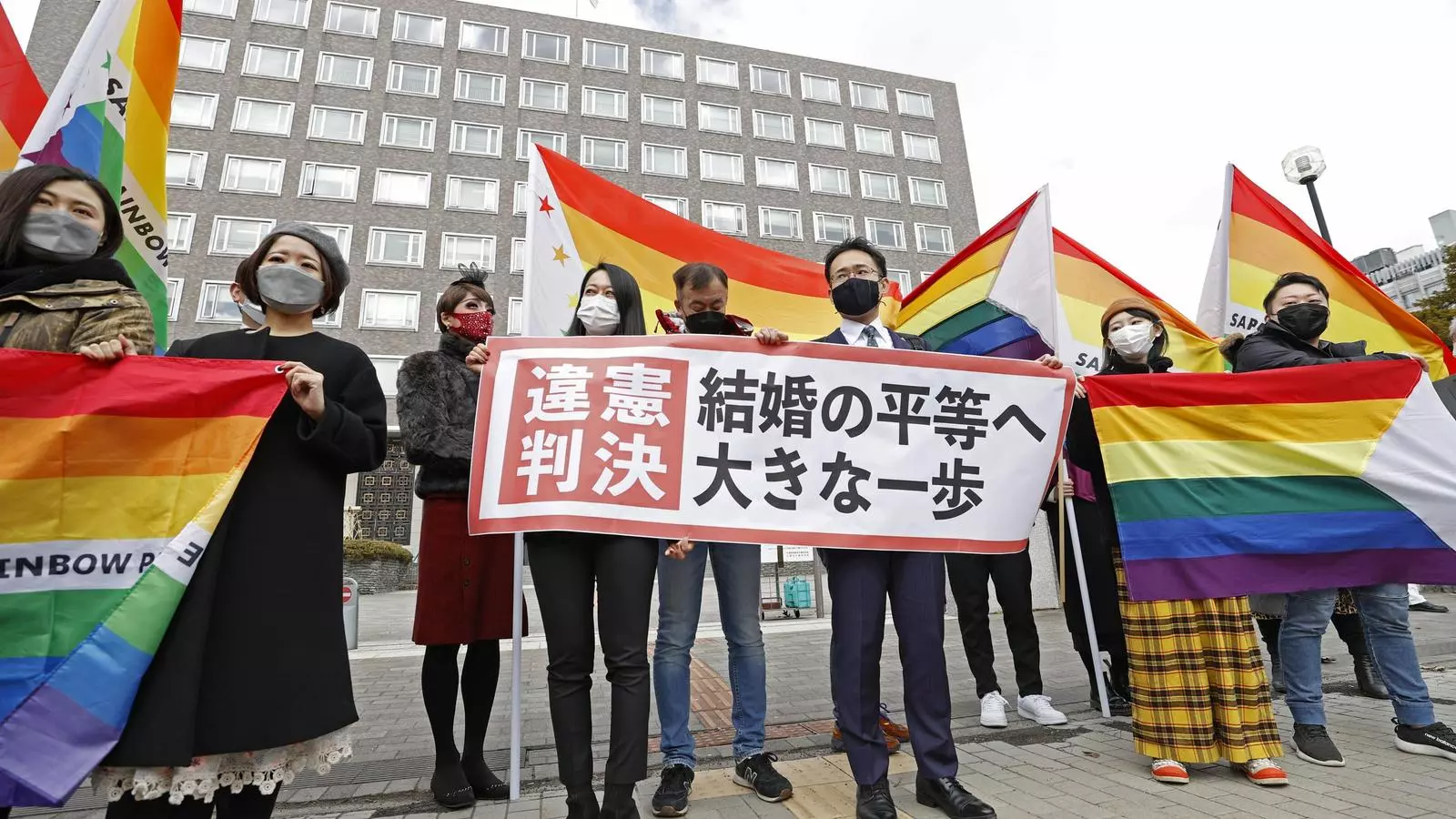 Advocats i simpatitzants dels demandants mostren una pancarta que diu "Decisió inconstitucional" després que el tribunal de districte de Sapporo, Japó, emetés la resolució