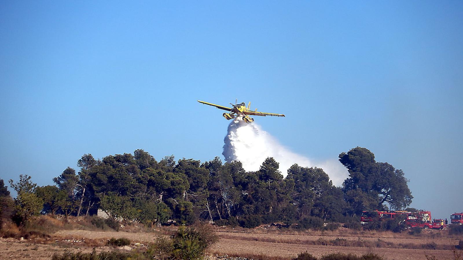Un avió dels Bombers en ple llançament d’aigua en l’incendi a Ciutadilla, a l’Urgell, a principis d’agost.