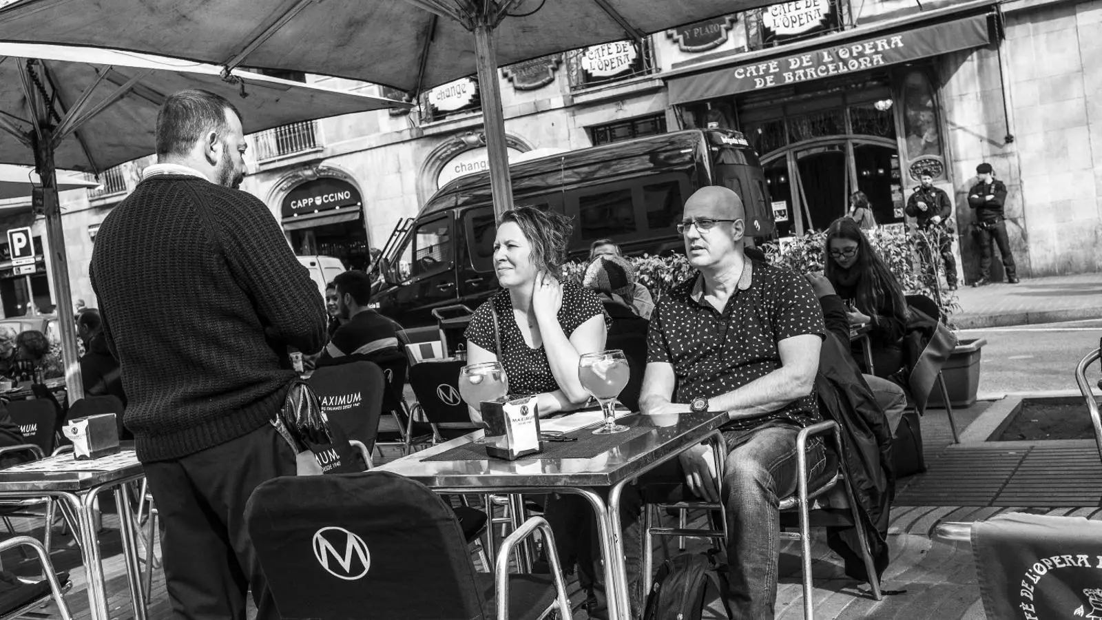 Uns turistes a la terrassa del Café de l'Òpera divendres al migdia