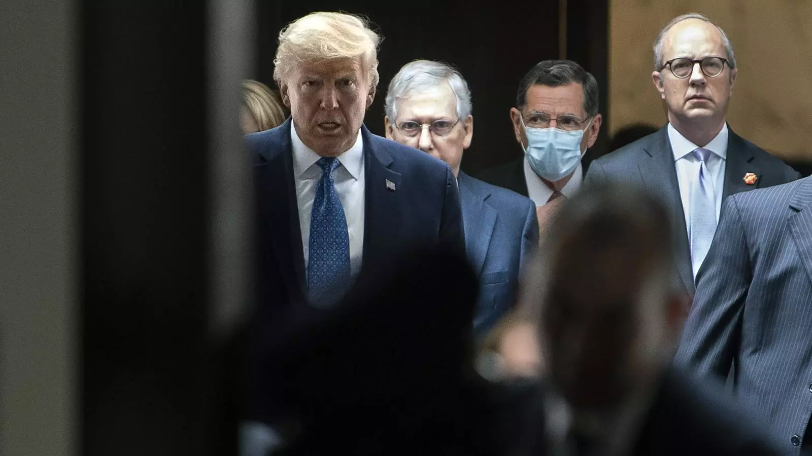 Trump entrant a una reunió acompanyat de senadors republicans