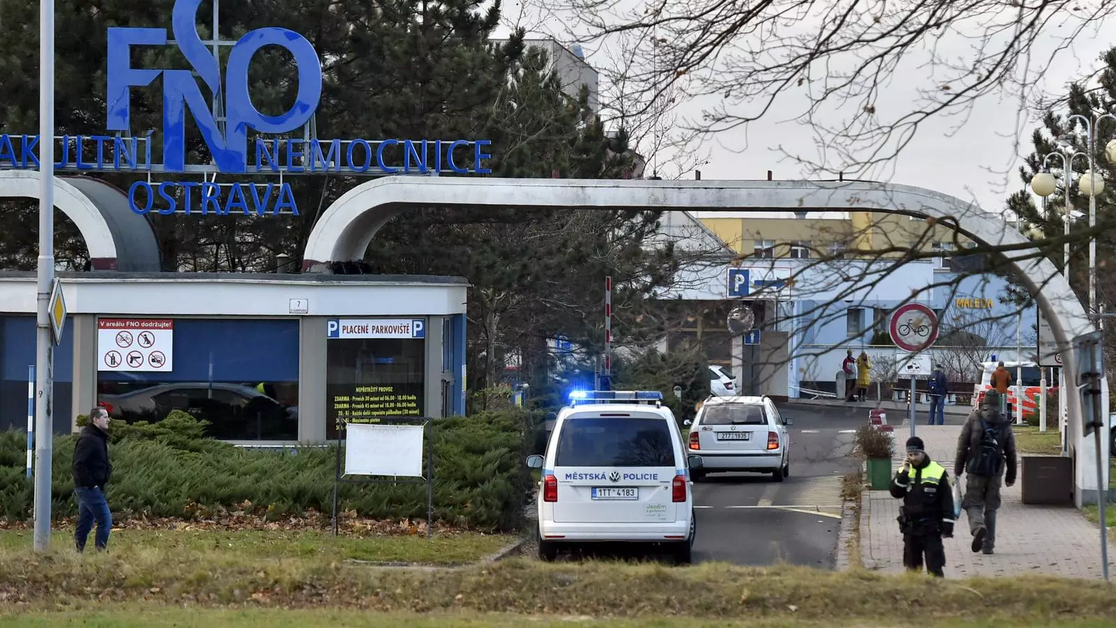 Presència policial a l'hospital d'Ostrava on s'ha produït el tiroteig
