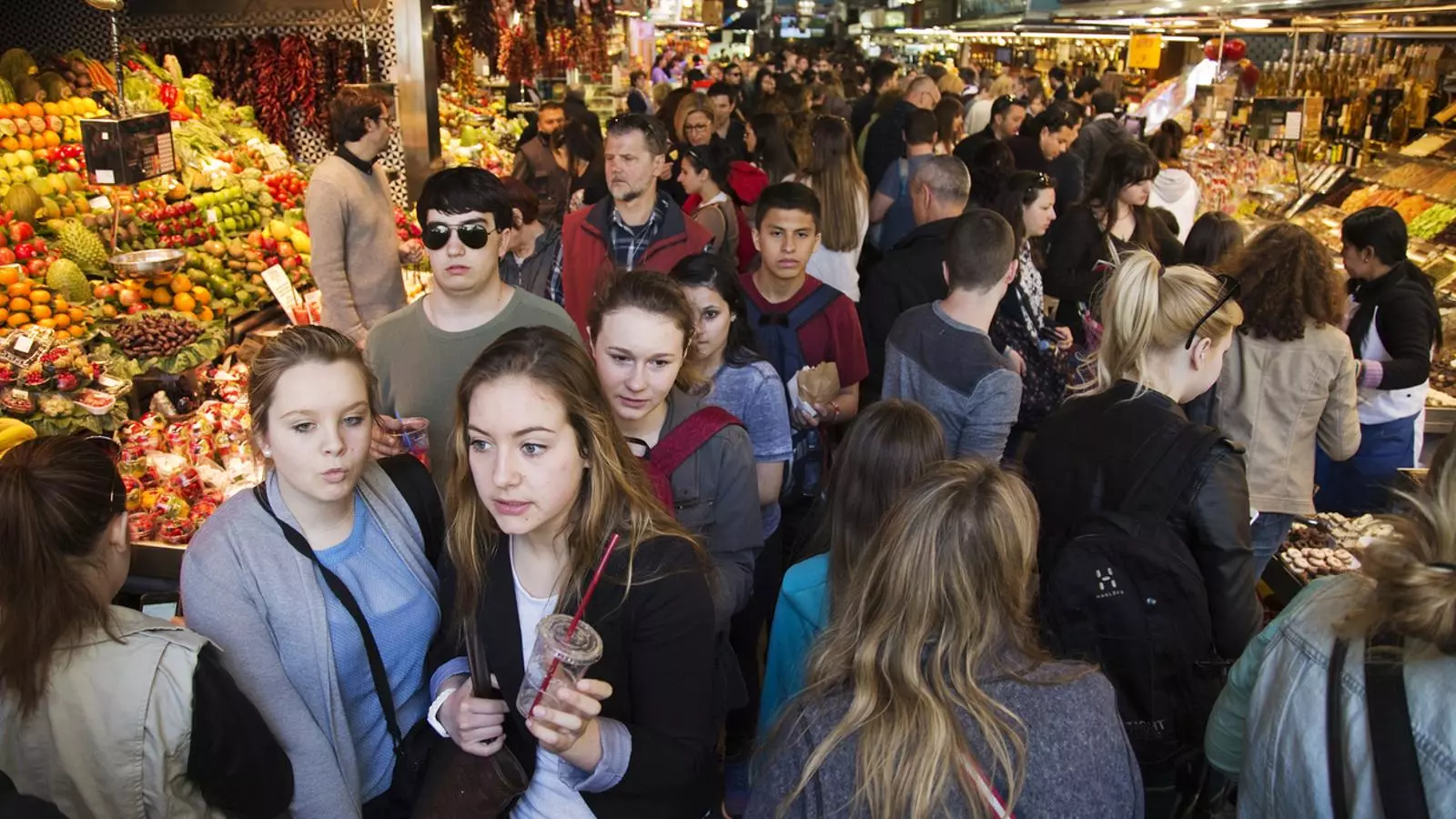 El mercat de la Boqueria s'omple de grups de turistes guiats cada dia / FRANCESC MELCION