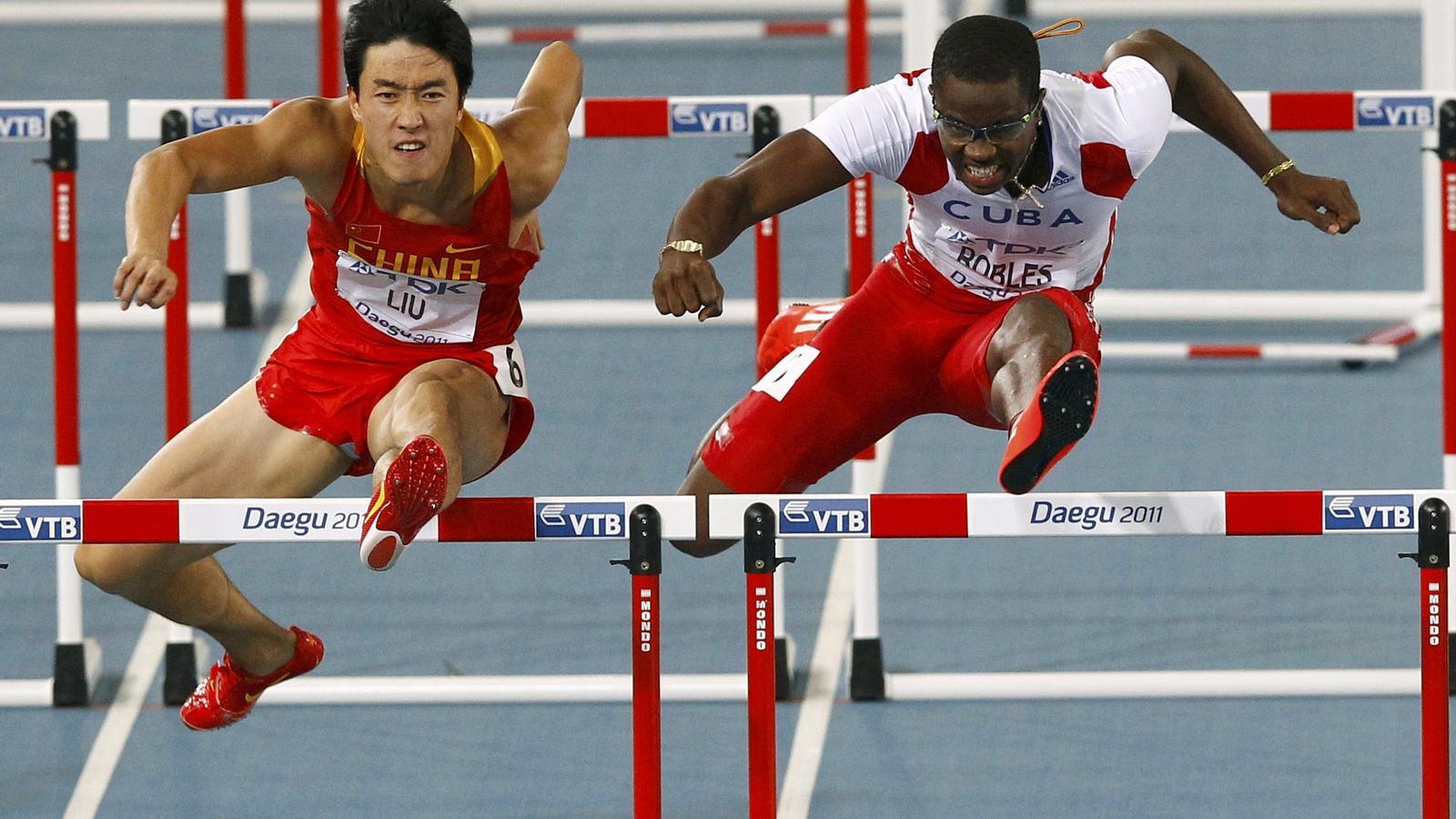 El xinès Liu Xiang i el cubà Dayron Robles en la seva pugna en els 110 metres tanques.