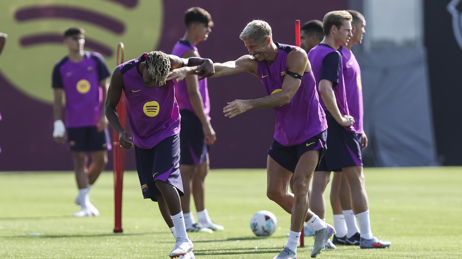 Robert Lewandowski and Lamine Yamal in training this week