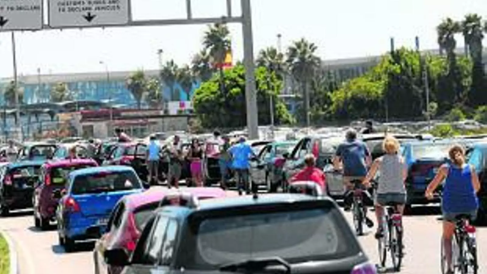 Imatge de les llargues cues d'ahir al migdia per accedir d'Espanya a Gibraltar.