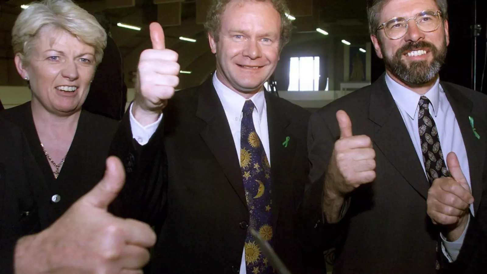 Martin McGuinness i Gerry Adams celebrant l’Acord de Divendres Sant, que va portar la pau a Irlanda del Nord, el 1998. / REUTERS