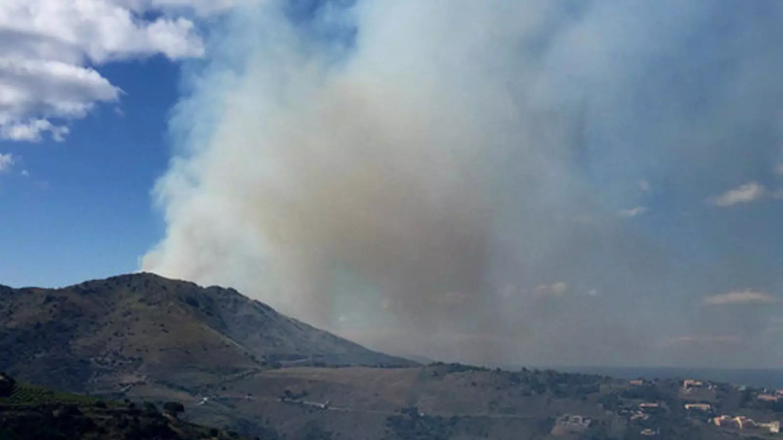 Els Bombers francesos treballen en un incendi a la Catalunya Nord