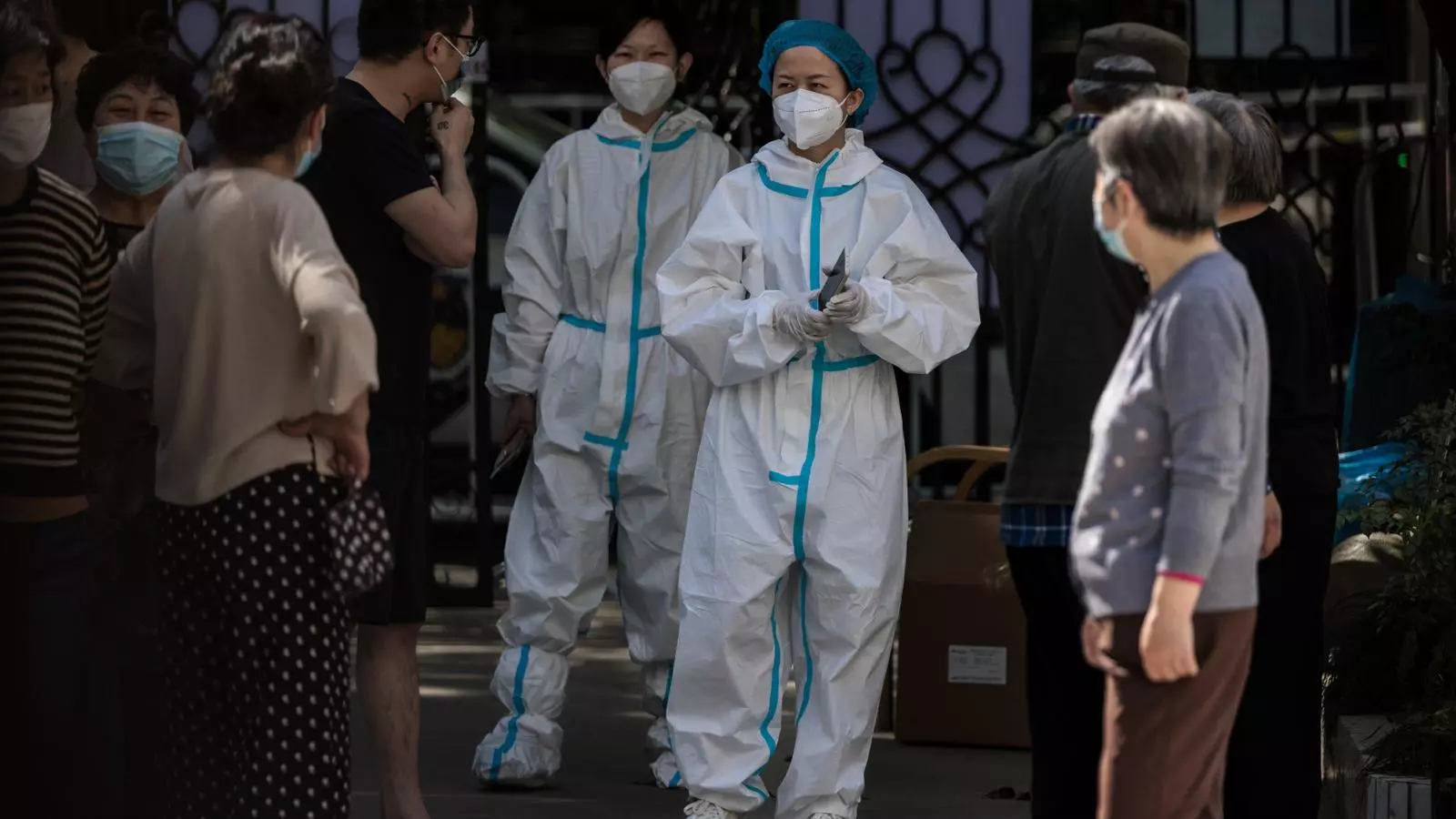 Veïns de Xangai fan cua per sotmetre's a una prova de coronavirus en una zona residencial confinada.