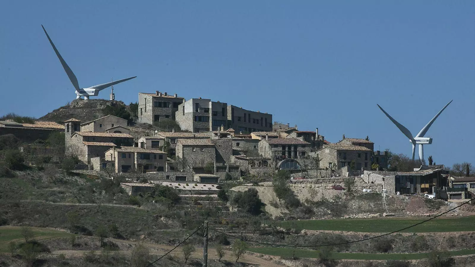 El núcleo de la Guardia Pilosa, al municipio de Pujalt, con los aerogeneradores que hay alrededor