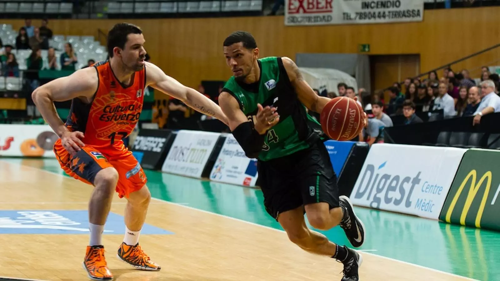 Devoe Joseph, del FIATC Joventut, amb Rafa Martínez, del València Basket / CHARLY MULA / ACB PHOTO