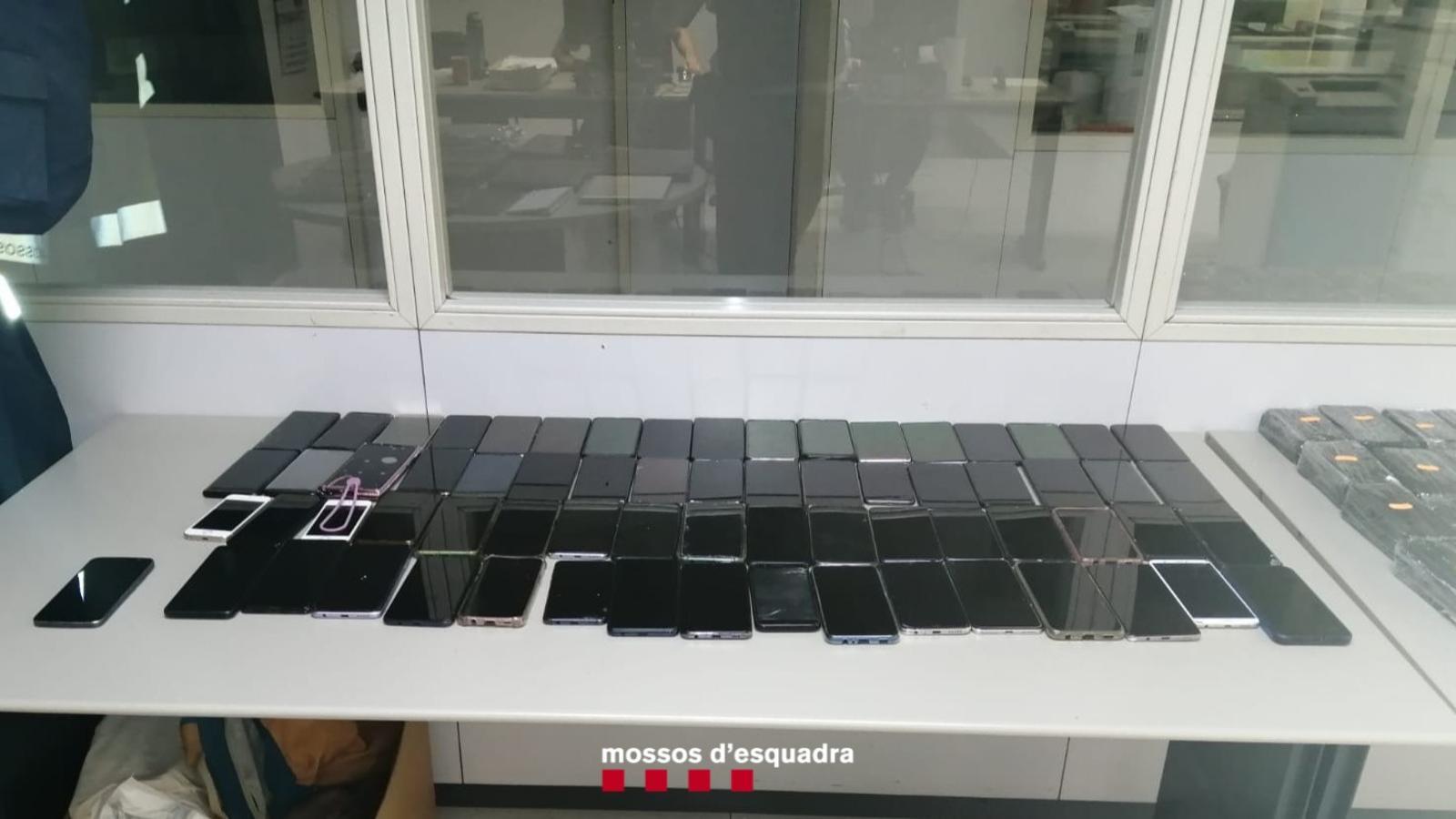 Some of the 296 cell phones recovered by the Mossos d'Esquadra in an operation in the Sant Martí neighborhood