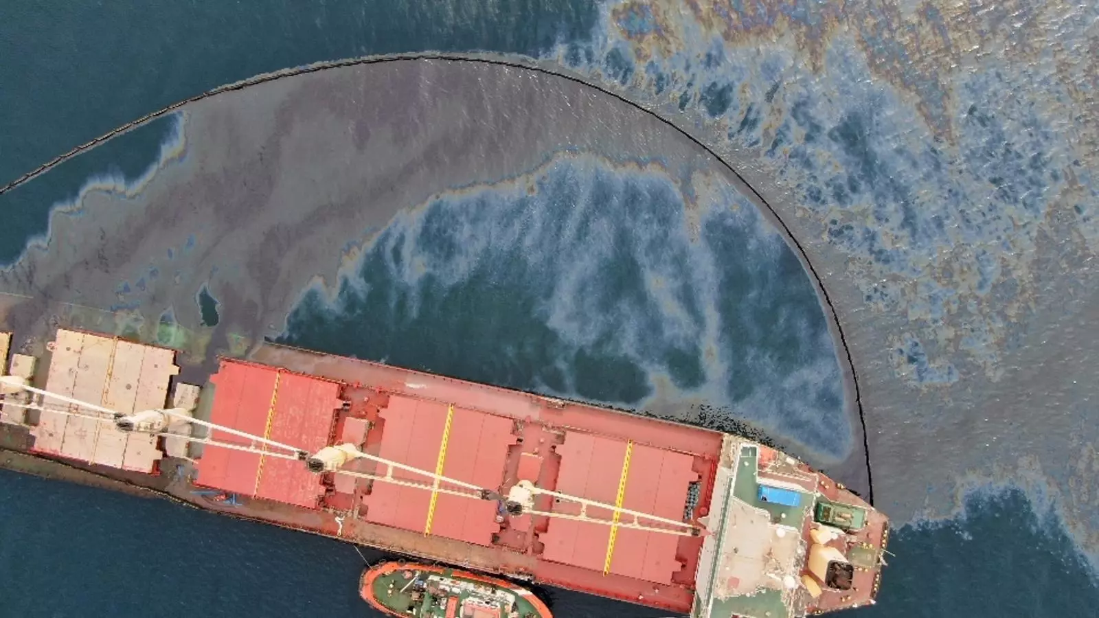 El vessament de cru ha superat ja la primera barrera instal·lada per aturar-ne la seva propagació, davant de la bahia de Gibraltar.