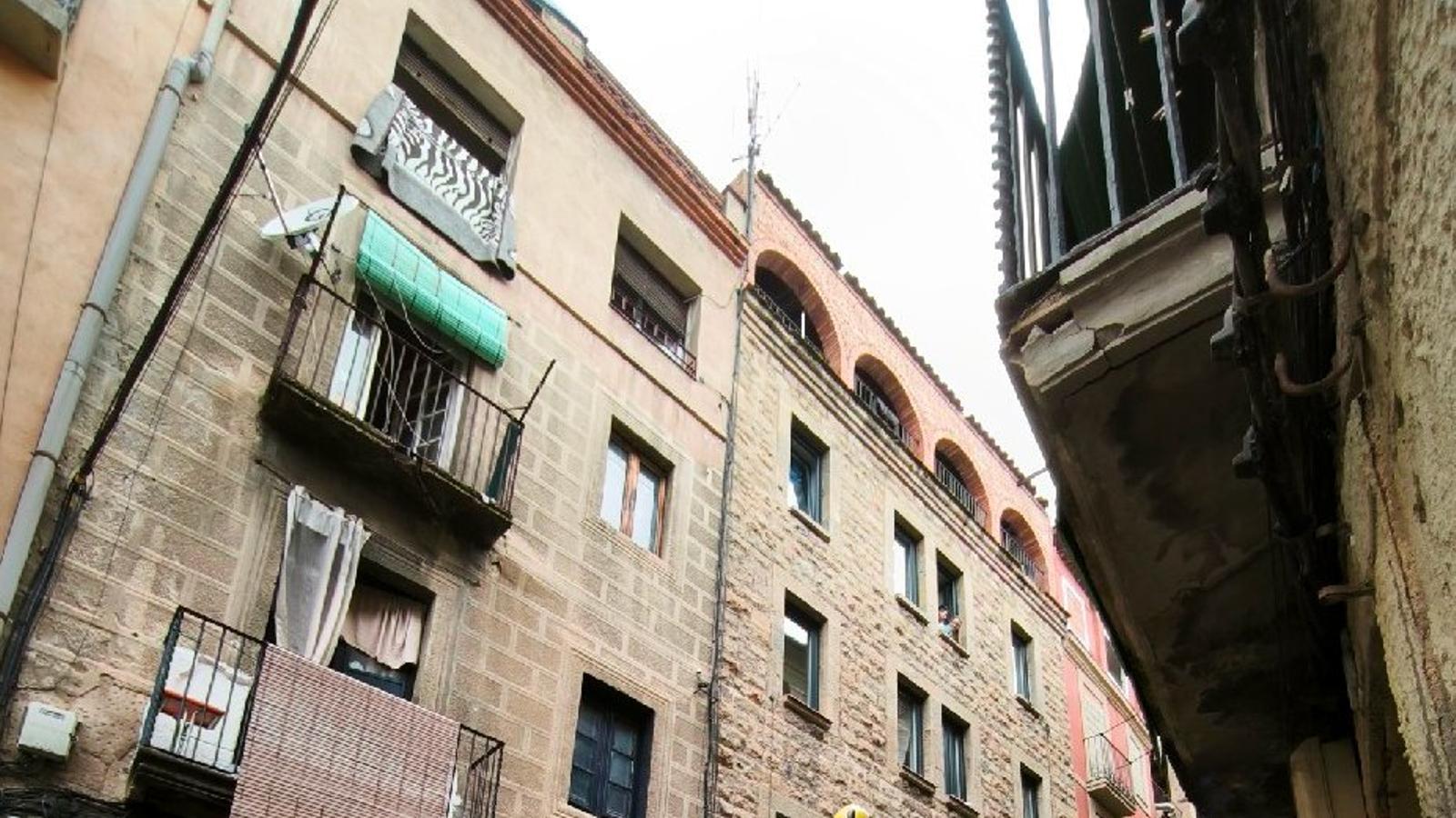 Bomberos trabajando en los edificios afectados por el incendio, en el centro de Manresa.