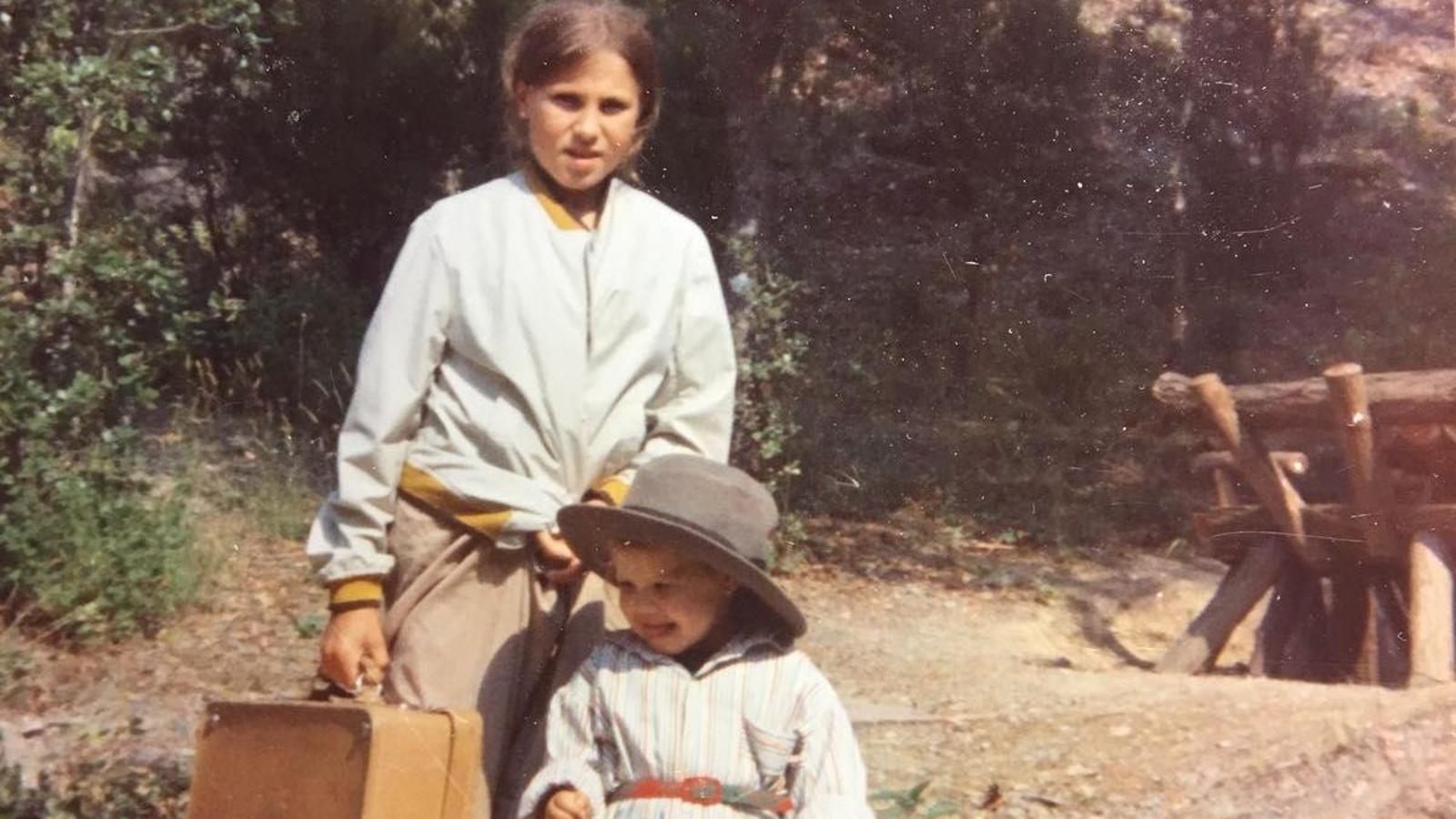 Ada Parellada (derecha), disfrazada en la casa de verano en Aiguafreda