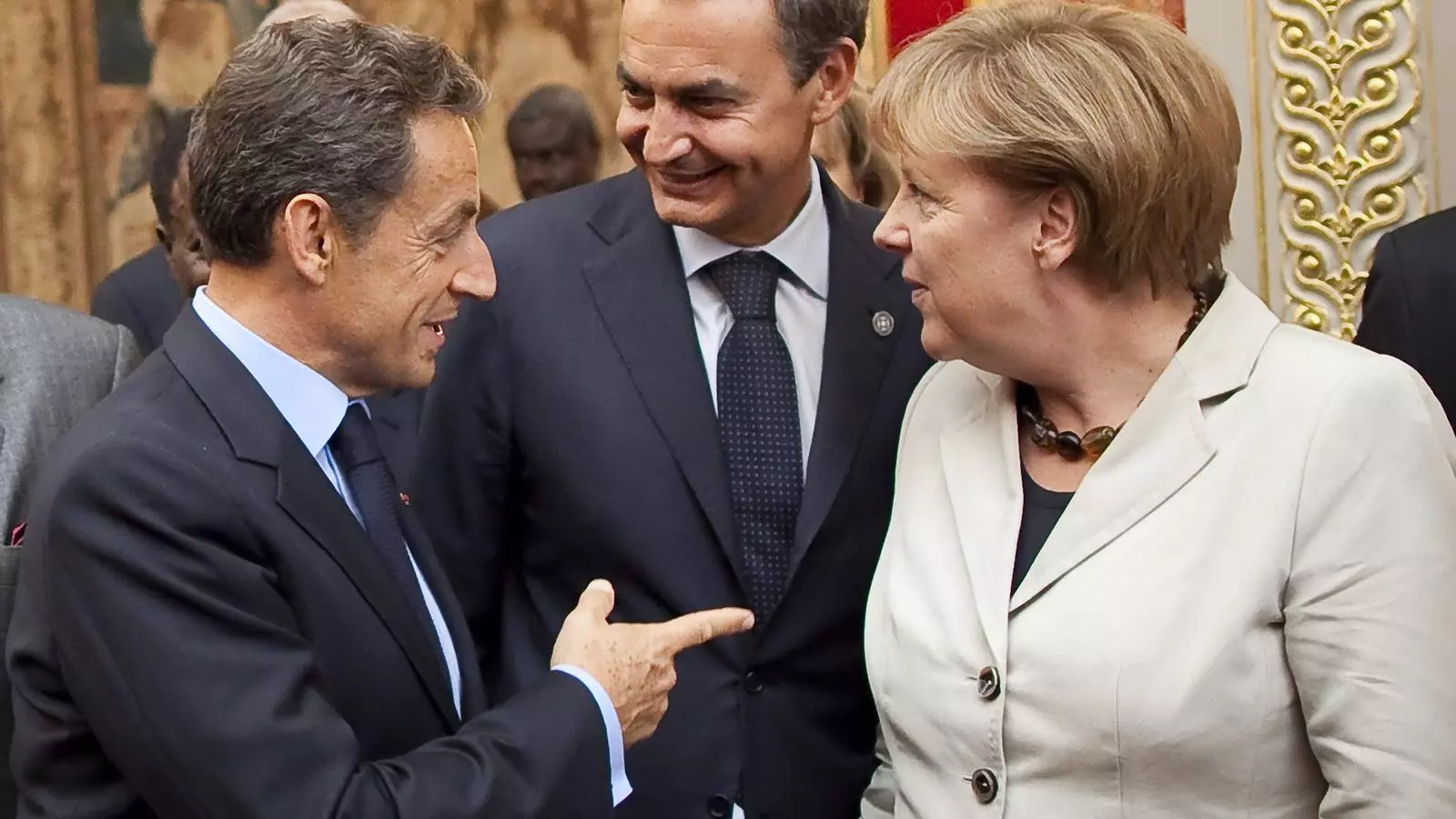 Sarkozy i Merkel van conversar amb Zapatero a la cimera sobre Líbia que es va fer dijous a París.