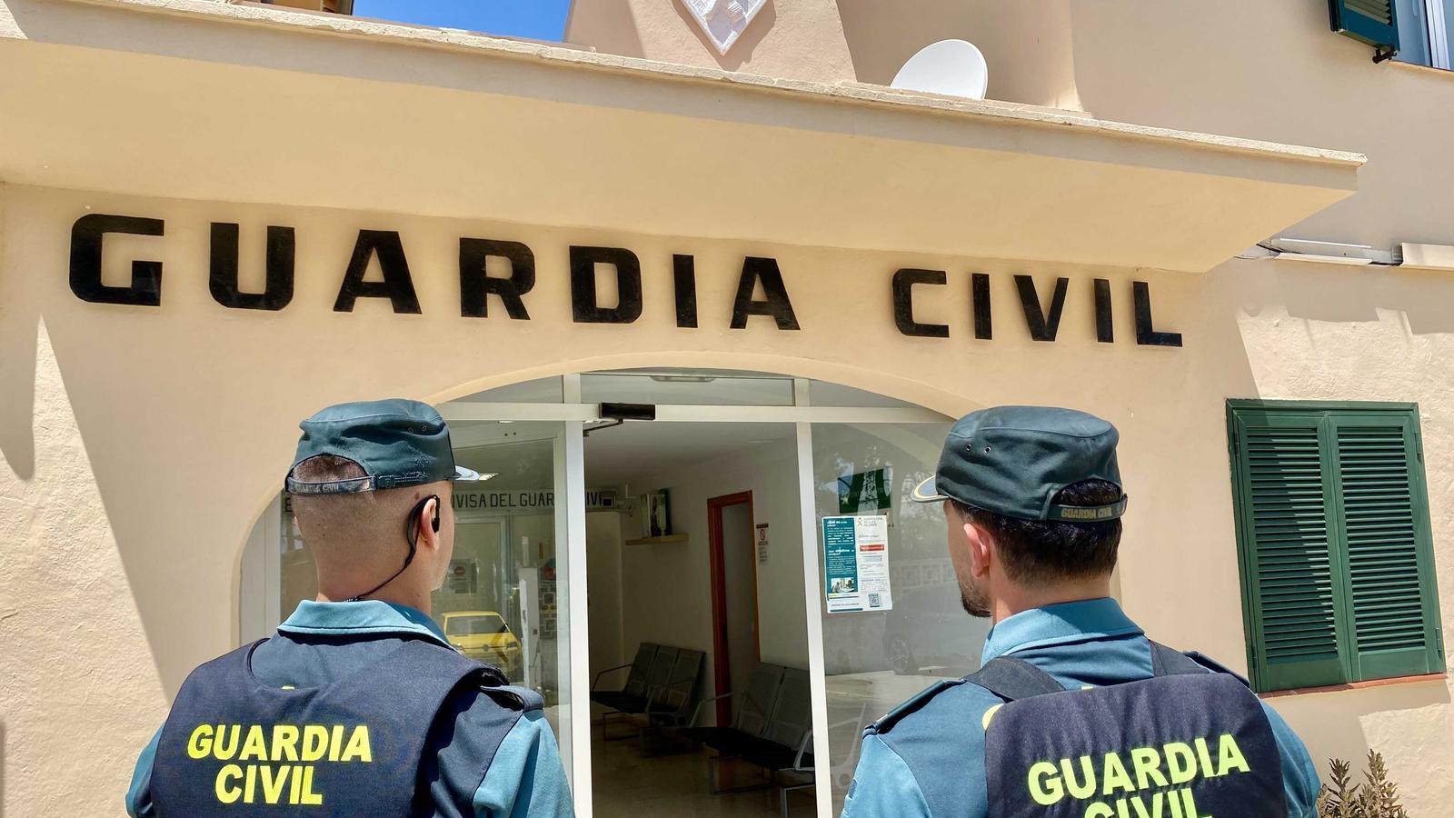 Dos agentes de la Guardia Civil.