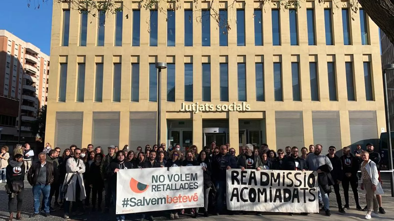 Concentració davant de la Ciutat de la Justícia
