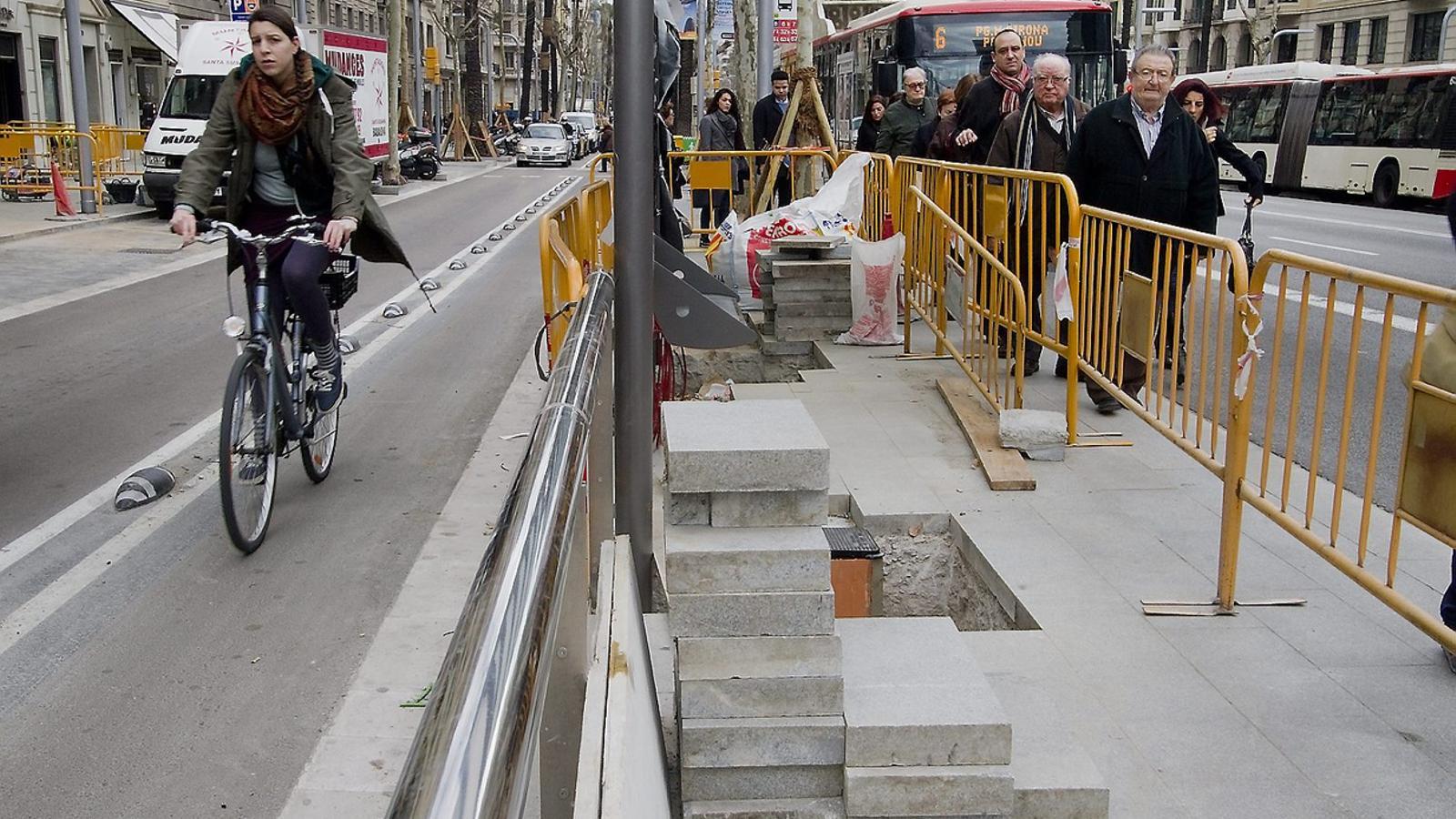 Els laterals de la Diagonal s’han encongit per guanyar espai per als vianants, i inclouen  un carril bici fora de les voreres.