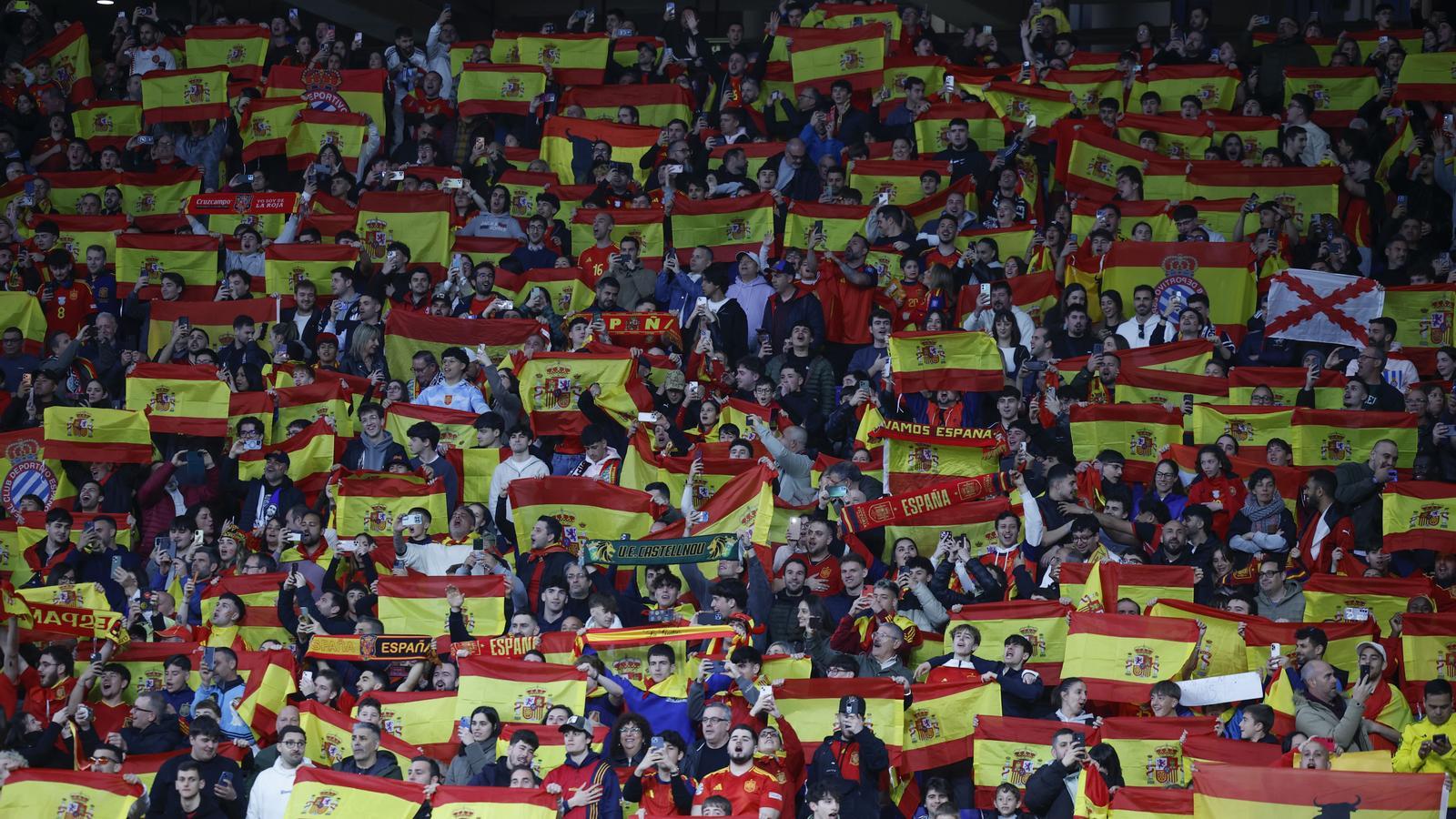 Aficionats espanyols durant el partit de la selecció celebrat dimarts a Cornellà