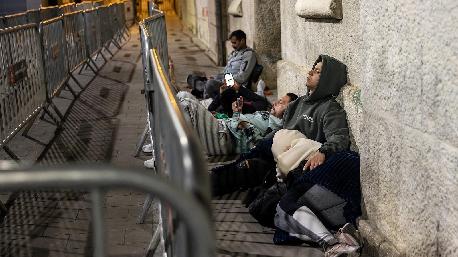 Immigrants spending the night in Plaça Sant Miquel in order to have a place to regularize their situation
