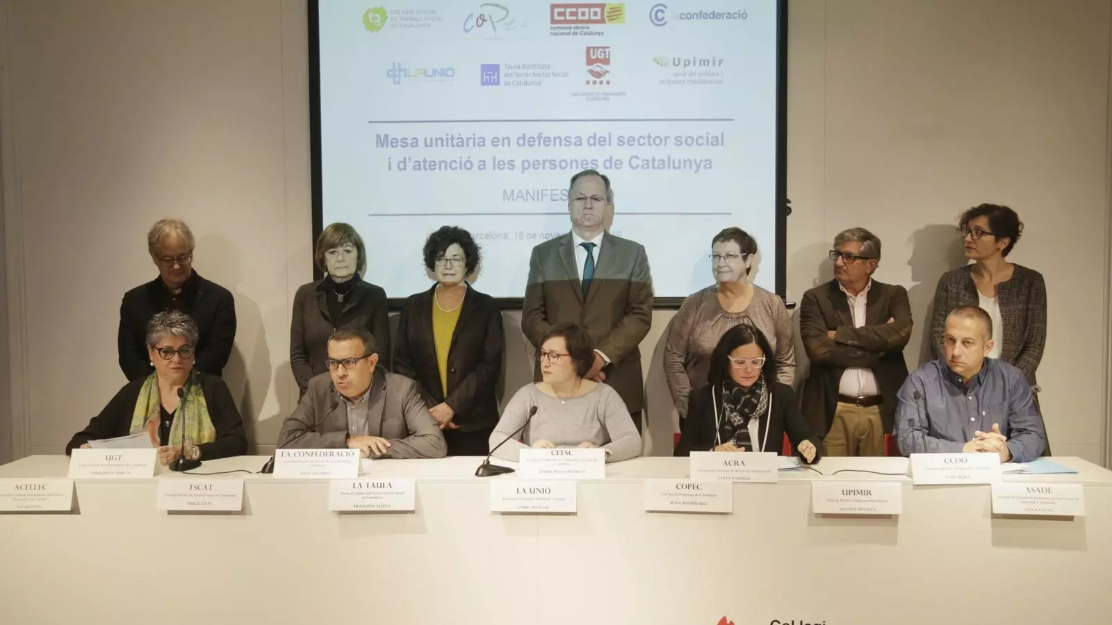 Els representants de les 12 organitzacions que aquest dilluns han signat el pacte per la mesa unitària del sector social