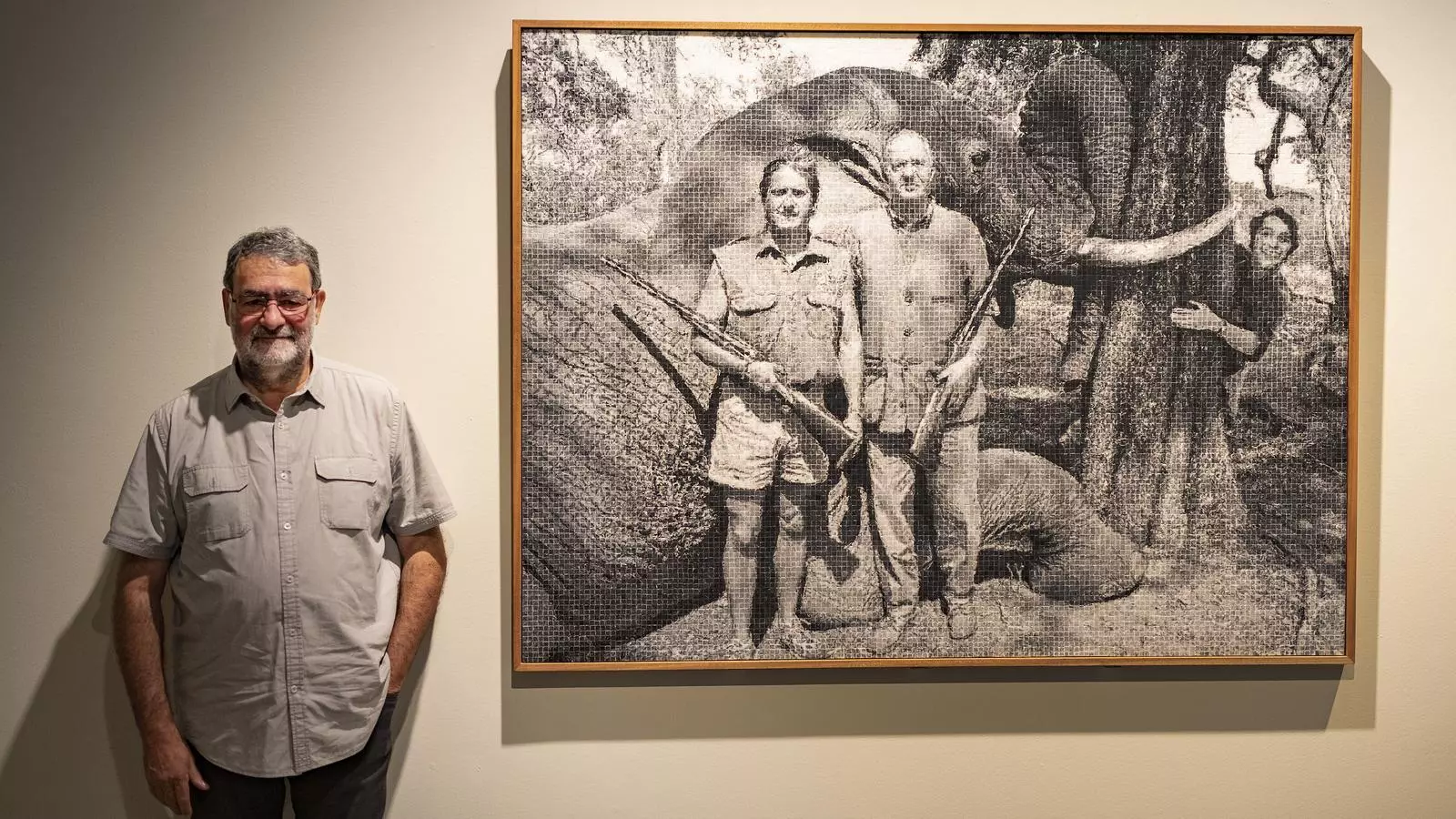 Joan Fontcuberta al costat del mosaic 'Botswana Safari' (2015)