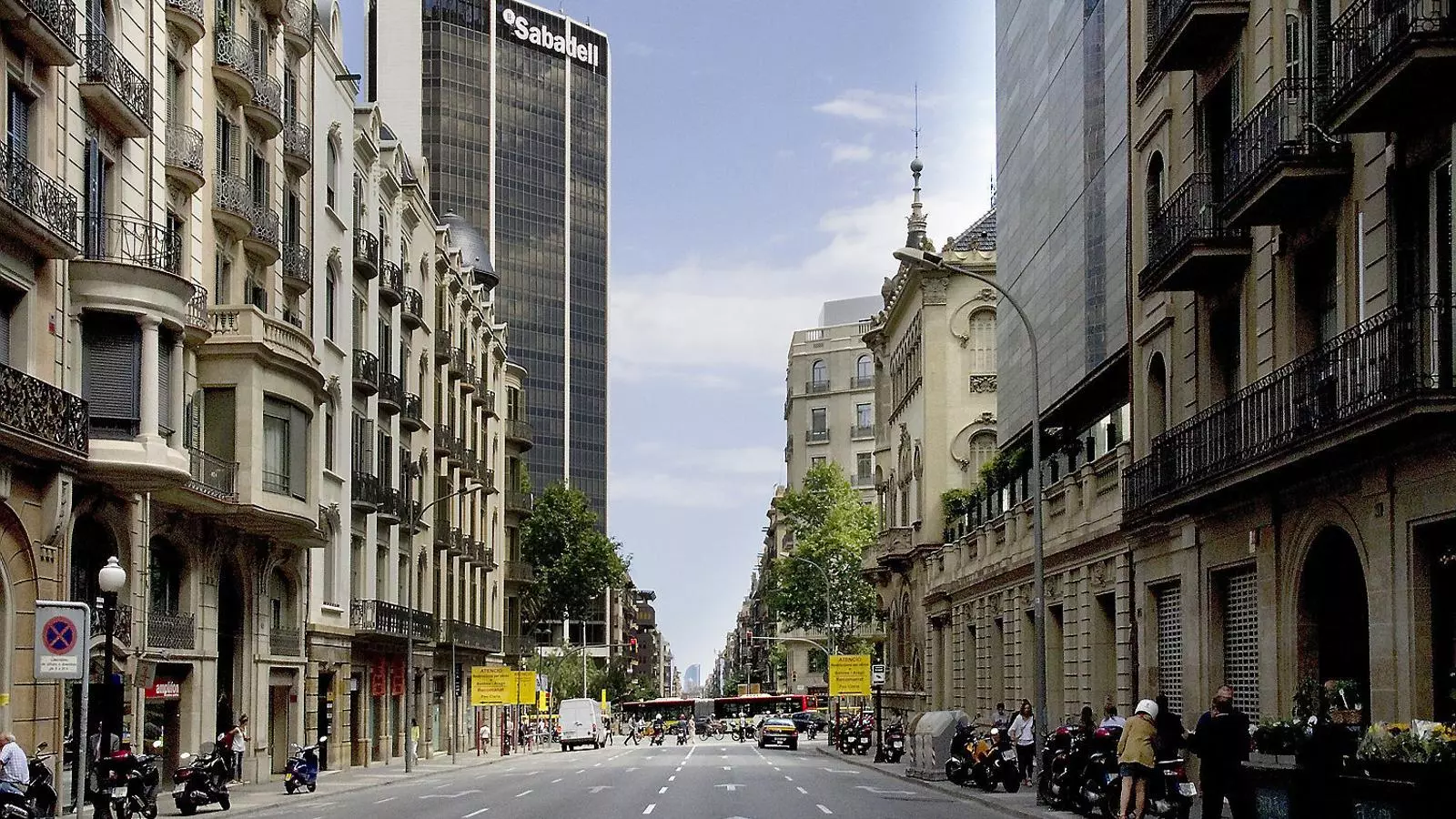 Seu operativa del Banc Sabadell a Barcelona, a la cantonada de Balmes amb Diagonal.