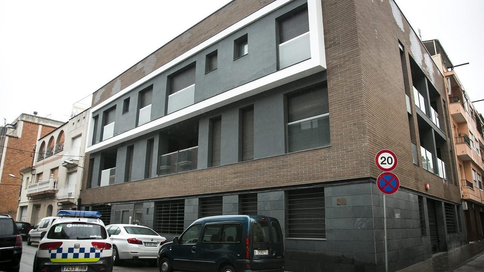 L’edifici de la Llagosta que va ocupar un grup de joves, situat al carrer Sant Francesc. La majoria ja han abandonat l’immoble.