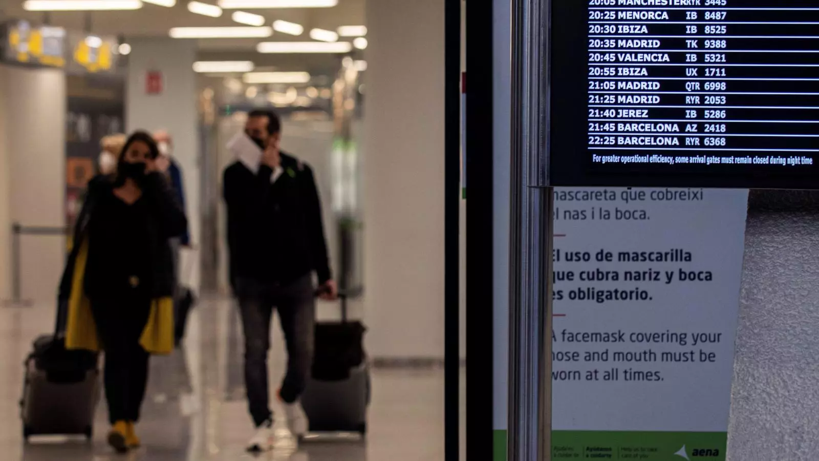 Passatgers arribant a l'aeoroport de Palma dilluns. Encara hi operaven vols procedents del Regne Unit.
