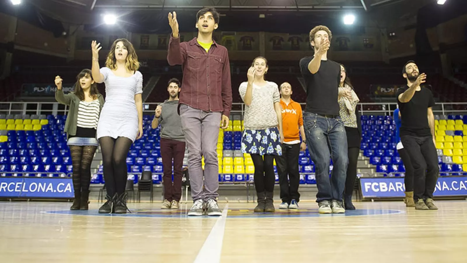 El conjunt DeuDeVeu, assajant al Palau Blaugrana