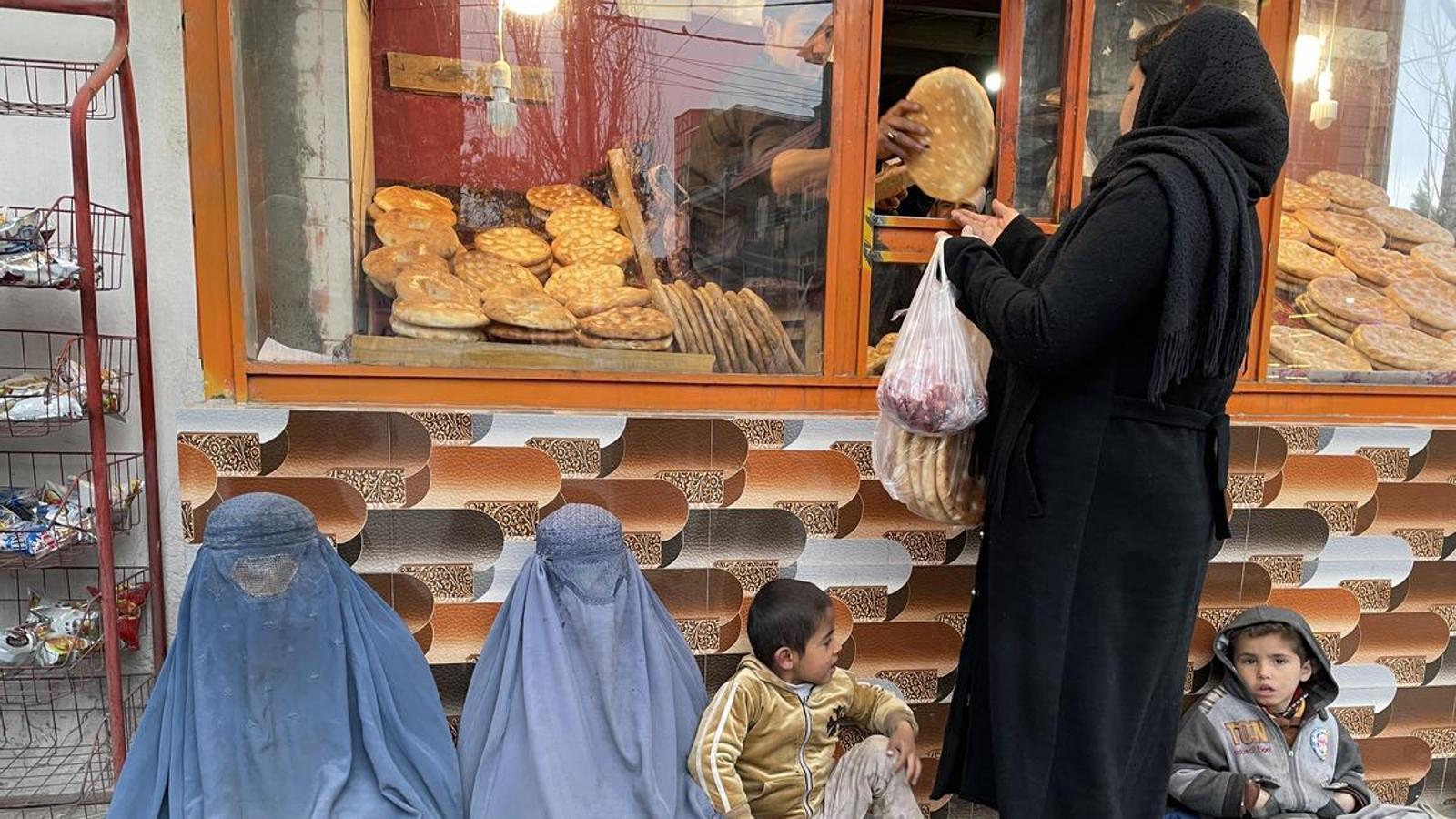 Una mujer compra pan en un horno de Kabul