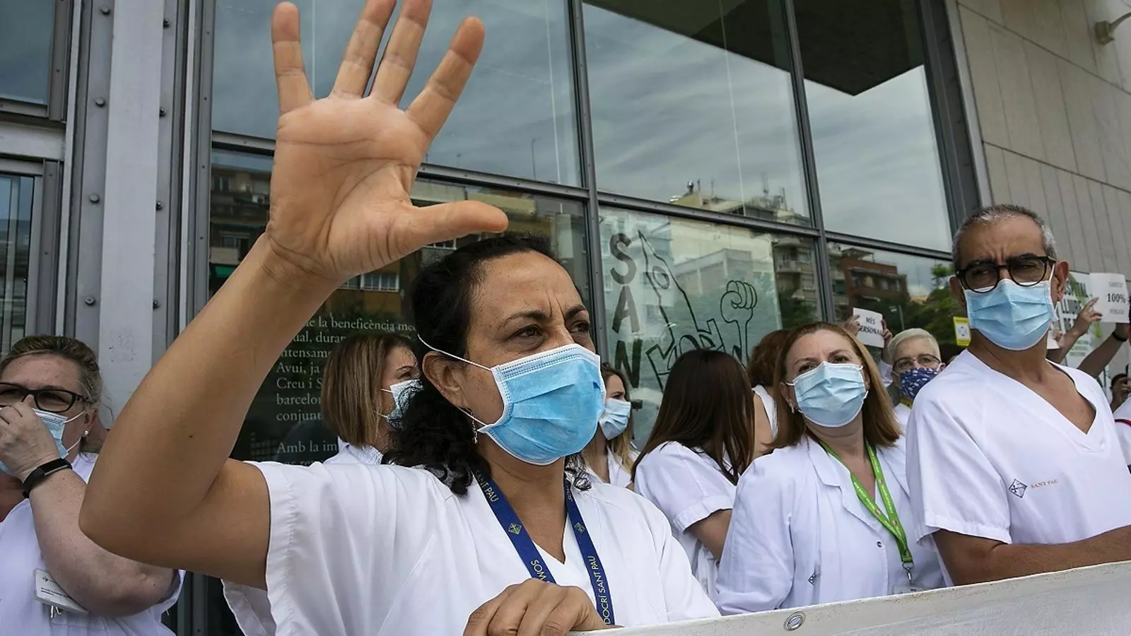 Manifestació de sanitaris a la porta de l'hospital de Sant Pau