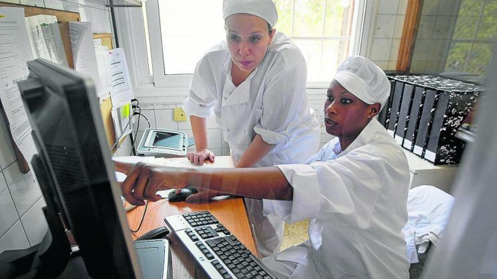 CONTROLANT LA CUINA Feines com comptabilitzar les entrades i sortides dels productes que es cuinaran i la mateixa elaboració del menjar ajuden les internes del centre penitenciari de Wad Ras en el seu procés d'inserció. Aquests treballs els permetran acreditar que tenen experiència laboral i formació. A més, tenir una feina les ajuda a incrementar l'autoestima.