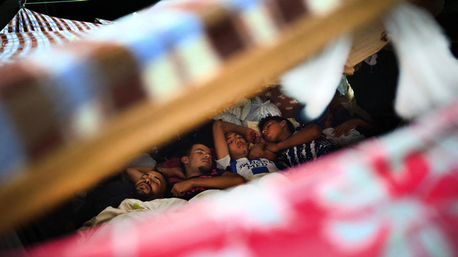A group of young migrants sleeping at the El Trampolín beach settlement this Wednesday.