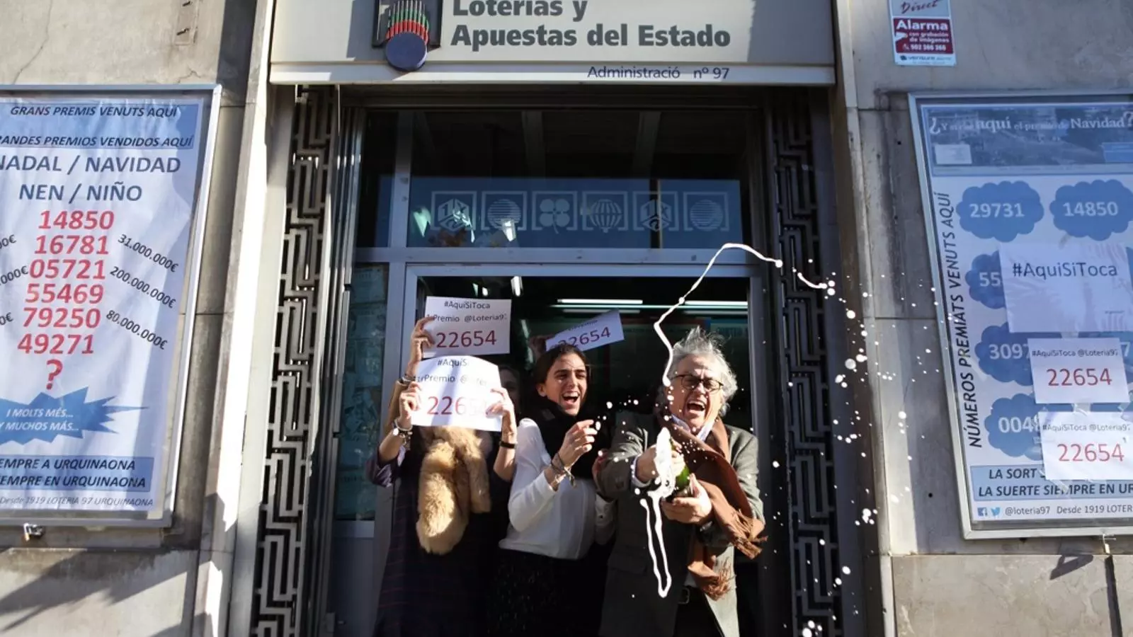 Celebració a l'administració de loteria de la plaça Urquinaona de Barcelona, on s'ha venut una petita part del primer de la loteria del Nen / CÈLIA ATSET