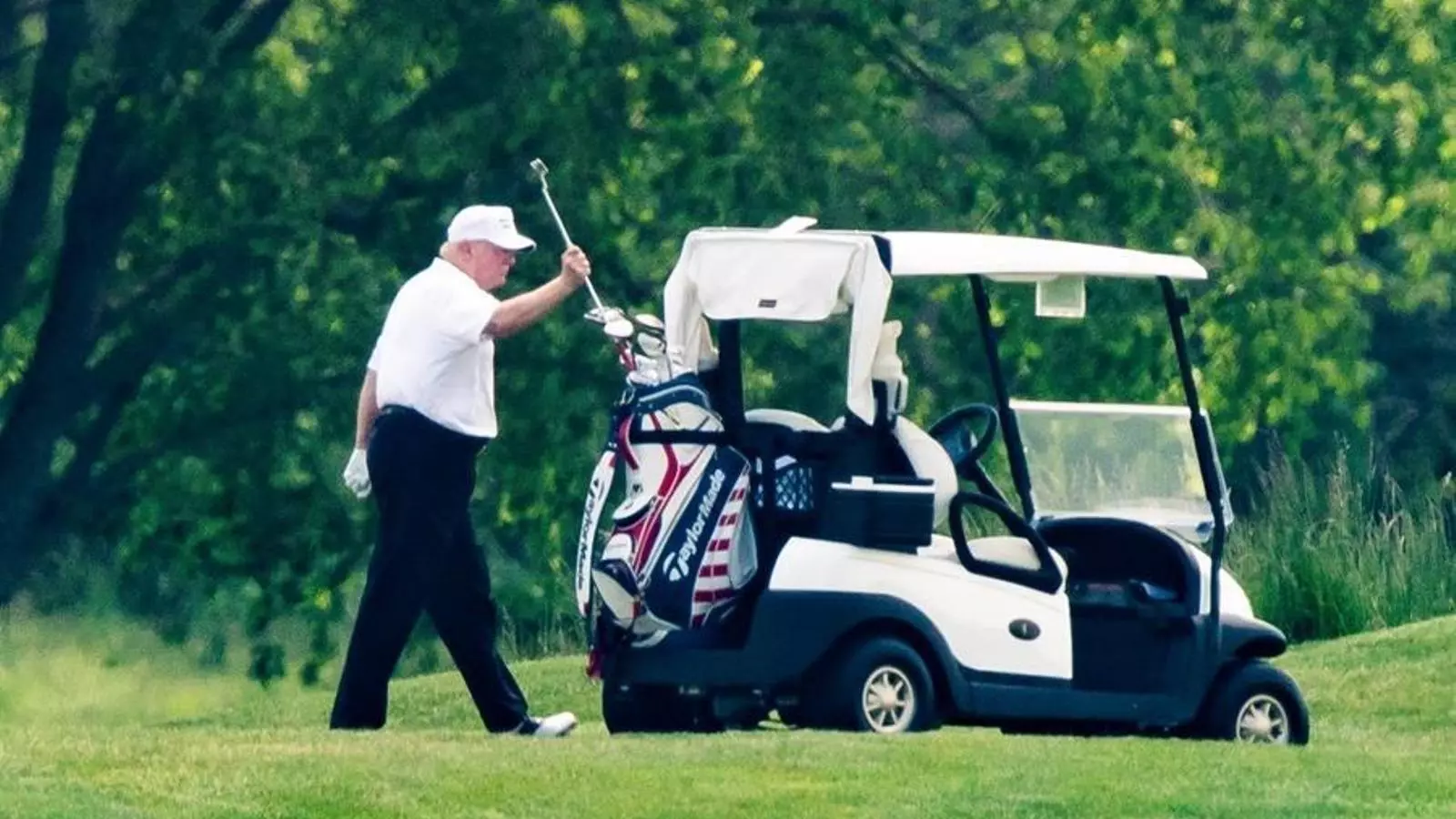 Trump ha tornat a jugar a golf aquest cap de setamana, quan els EUA s'apropen als 100.000 morts declarats per covid-19.