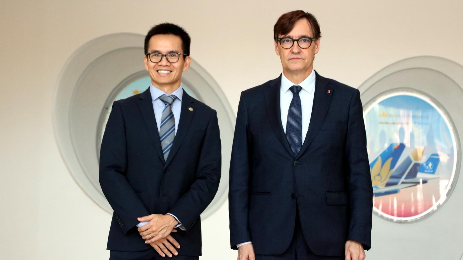 The President of the Generalitat, Salvador Illa, and the Executive Vice President of Vietnam Airlines, Nguyen Quang Trung