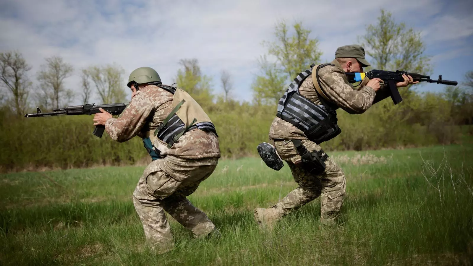 Soldats ucraïnesos practicant en una base a Zaporíjia