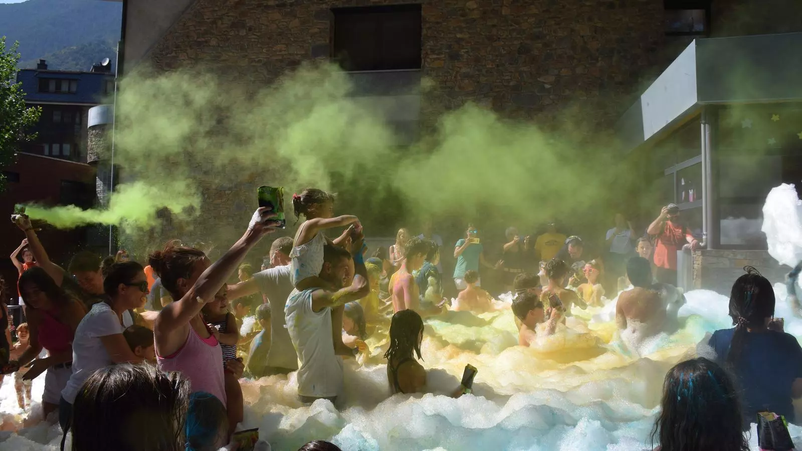 La festa de l'escuma Holi que s'ha celebrat aquest diumenge en el marc de la Festa Major d'Encamp.