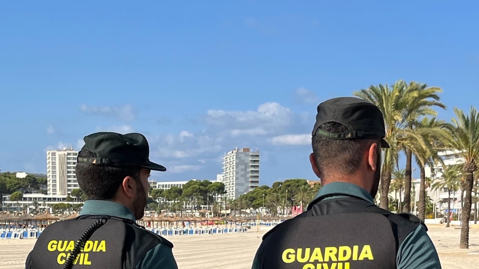 Dos agents de la Guàrdia Civil en una zona turística de Mallorca.