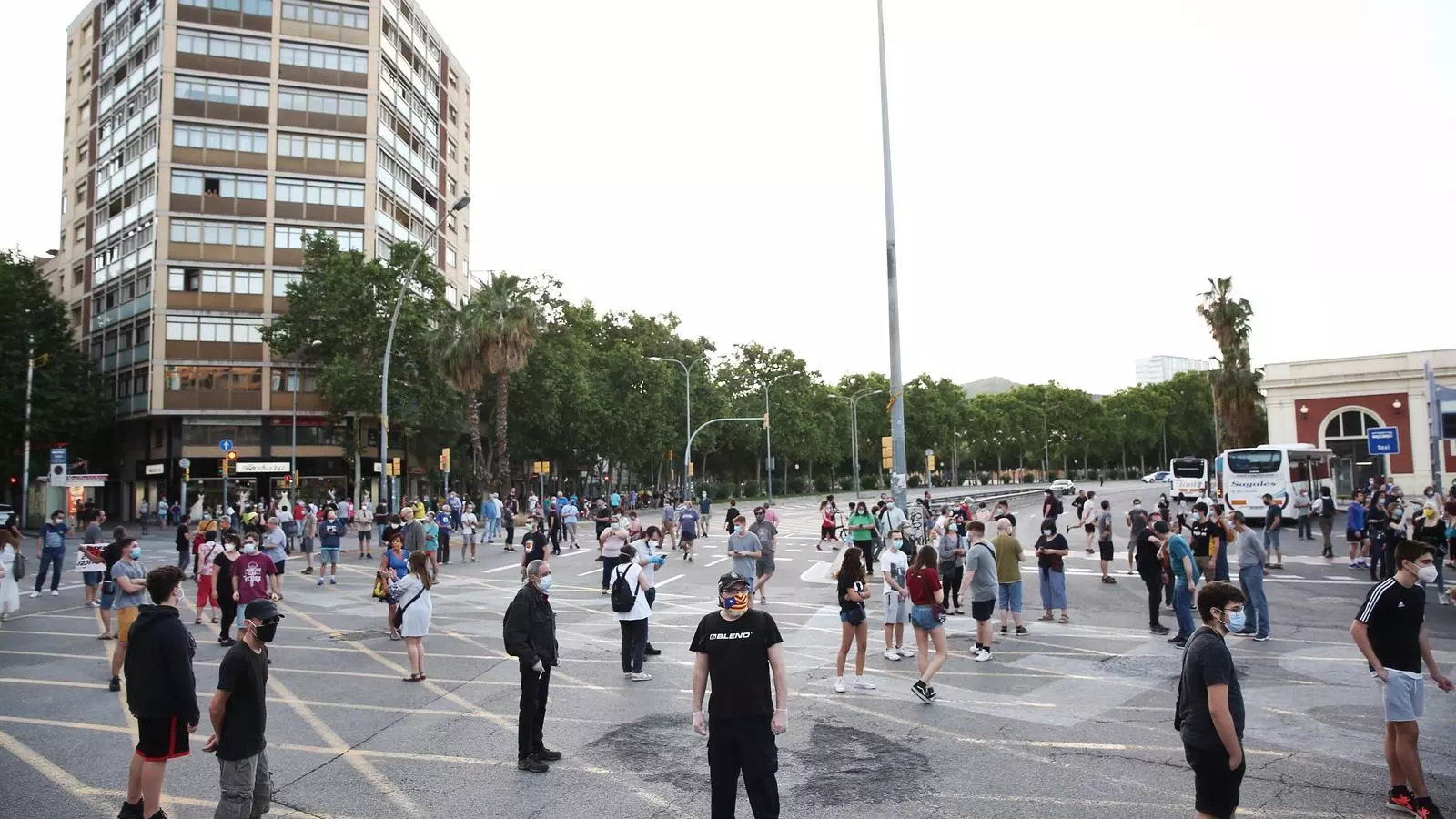 Els manifestants d'aquest vespre al tall de la Meridiana mantenint la distància